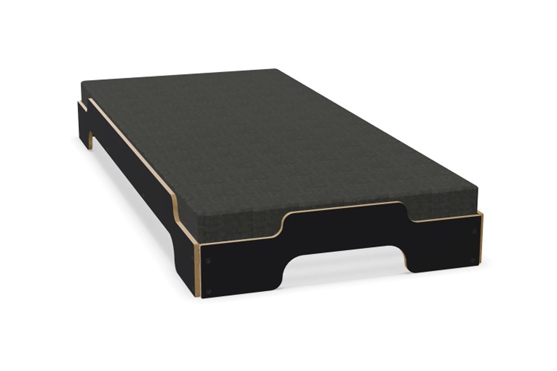 Entdecken Sie die Stapelliege Klassik von Müller Möbelwerkstätten – ein zeitloses, platzsparendes Design, ideal für vielseitige Wohnkonzepte.