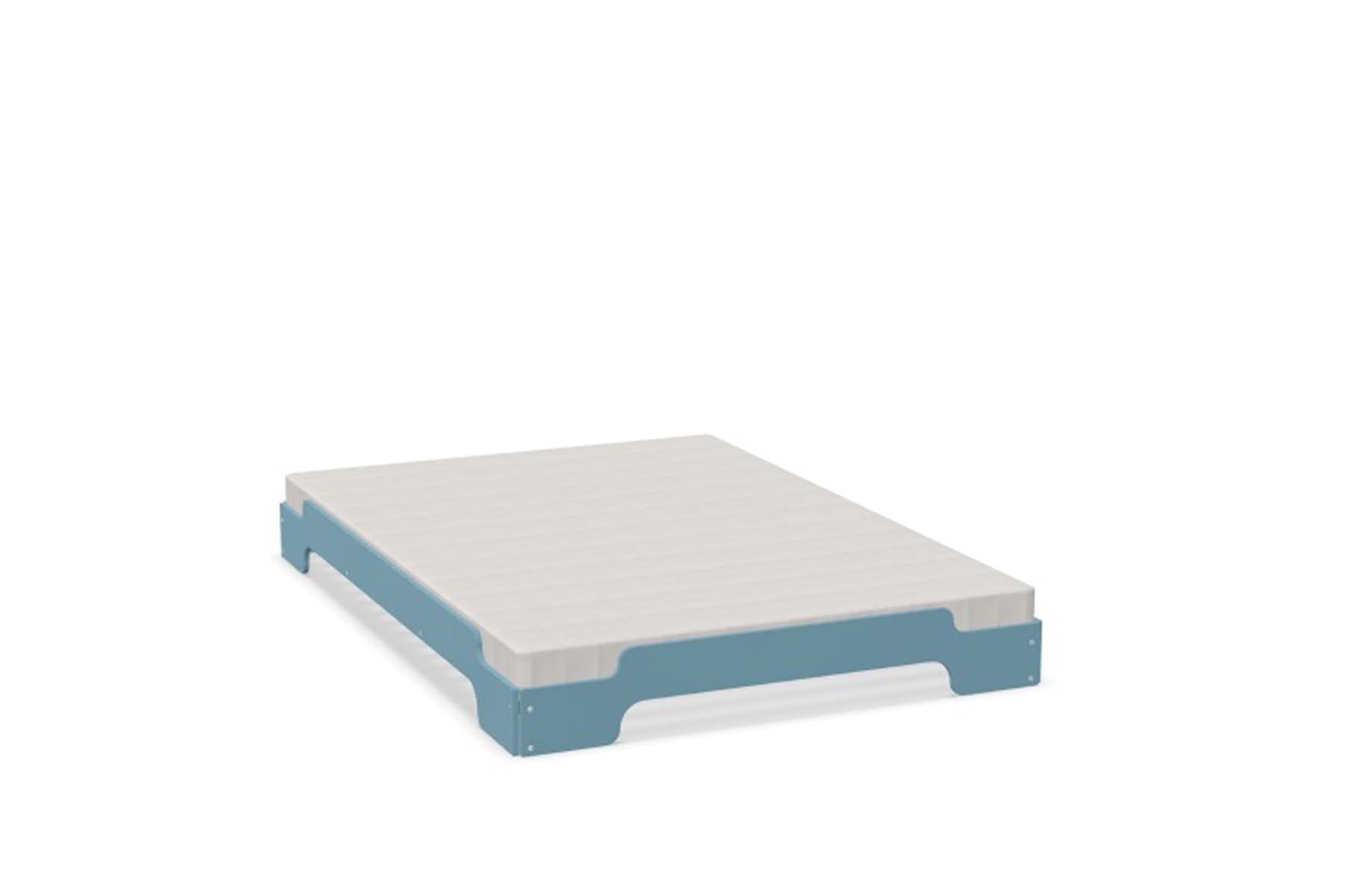 Entdecken Sie die Stapelliege Klassik von Müller Möbelwerkstätten: Ein zeitloses, platzsparendes Design, ideal für jedes Zuhause.