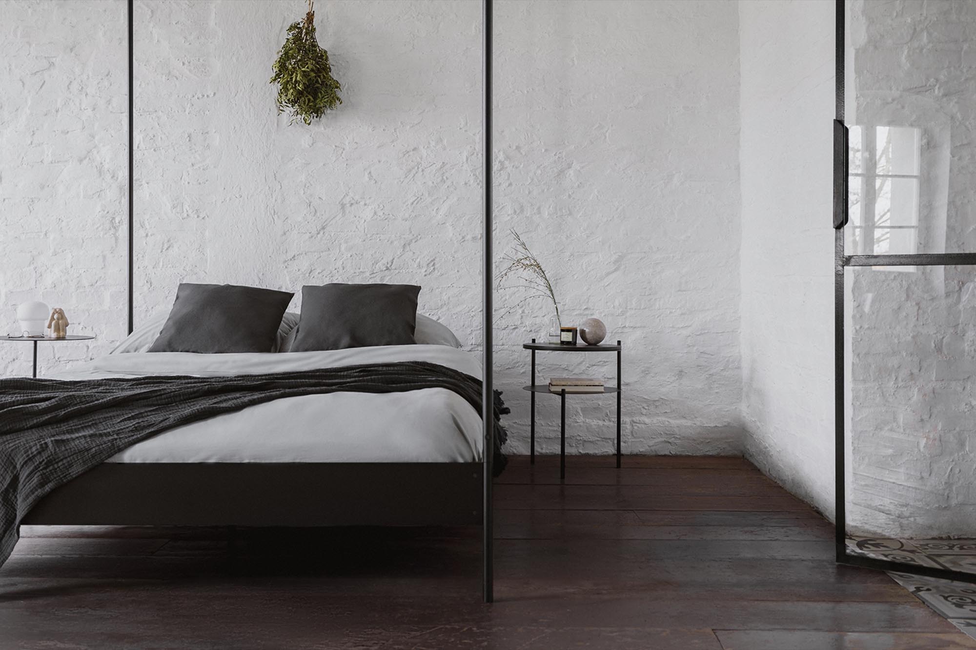 Eton Bett von Noo.ma: Elegantes Himmelbett aus robustem Stahl, ideal für stilvolle Schlafzimmer mit harmonischen Proportionen.