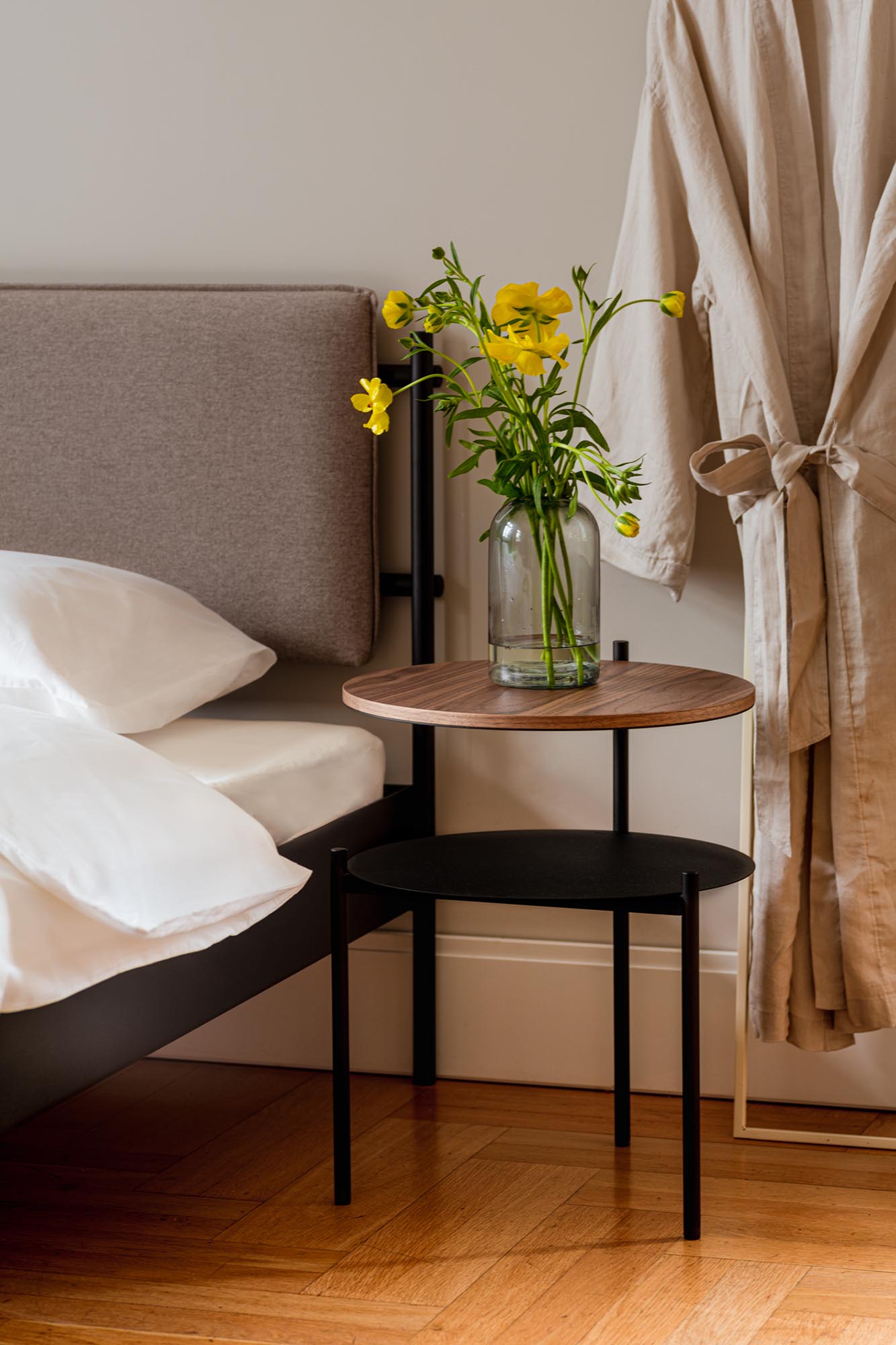 Eton Bett Basic: Minimalistisches Design für moderne Schlafzimmer.