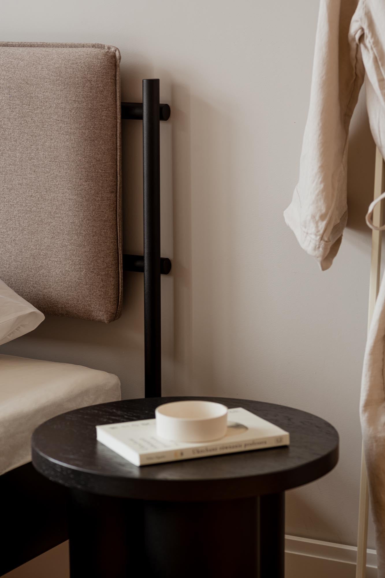 Eton Bett Basic: Eleganz und Komfort vereint in einem langlebigen Design aus pulverbeschichtetem Stahl.