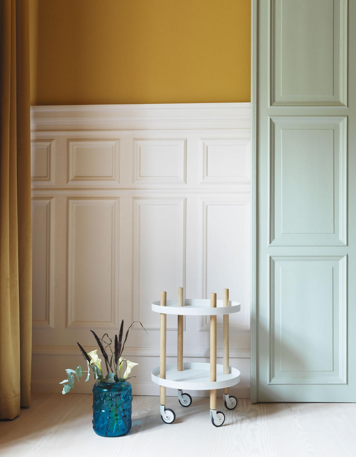 Block Tisch rund in präsentiert im Onlineshop von KAQTU Design AG. Servierwagen ist von Normann Copenhagen
