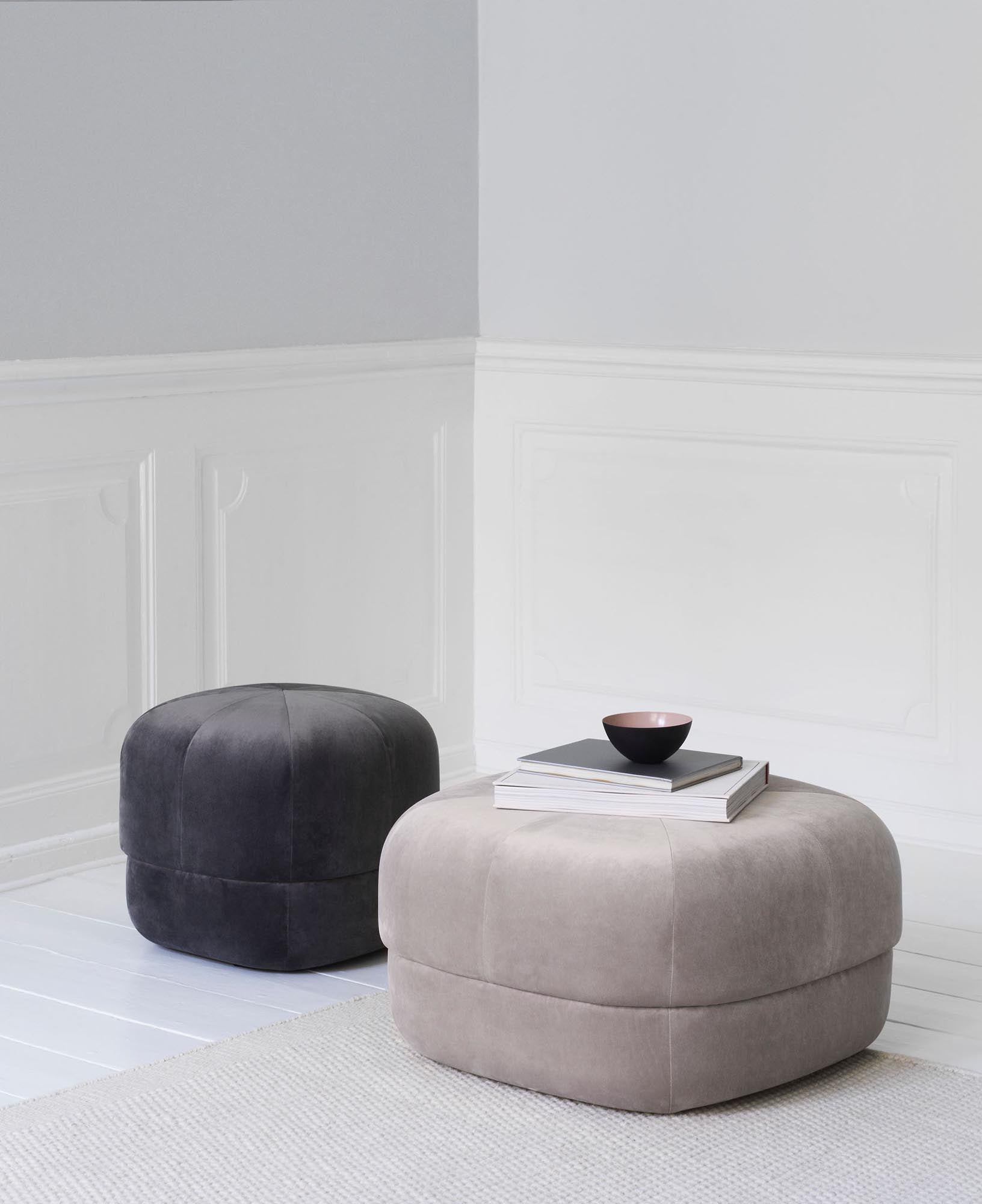 Entdecken Sie den eleganten Circus Pouf Klein in Grau aus Velours von Normann Copenhagen – ein stilvolles, vielseitiges Möbelstück für Ihr Zuhause.