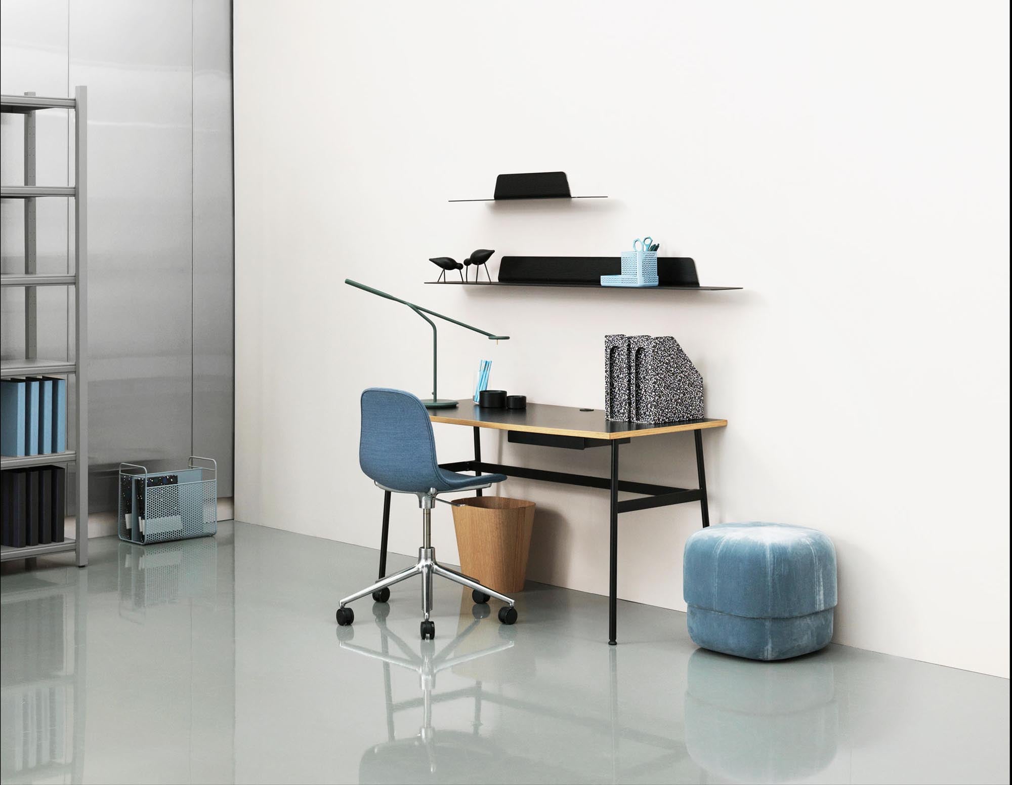 Entdecken Sie den eleganten Circus Pouf Klein in Hellblau aus Velour von Normann Copenhagen – vielseitig, stilvoll und perfekt für jedes Zuhause.