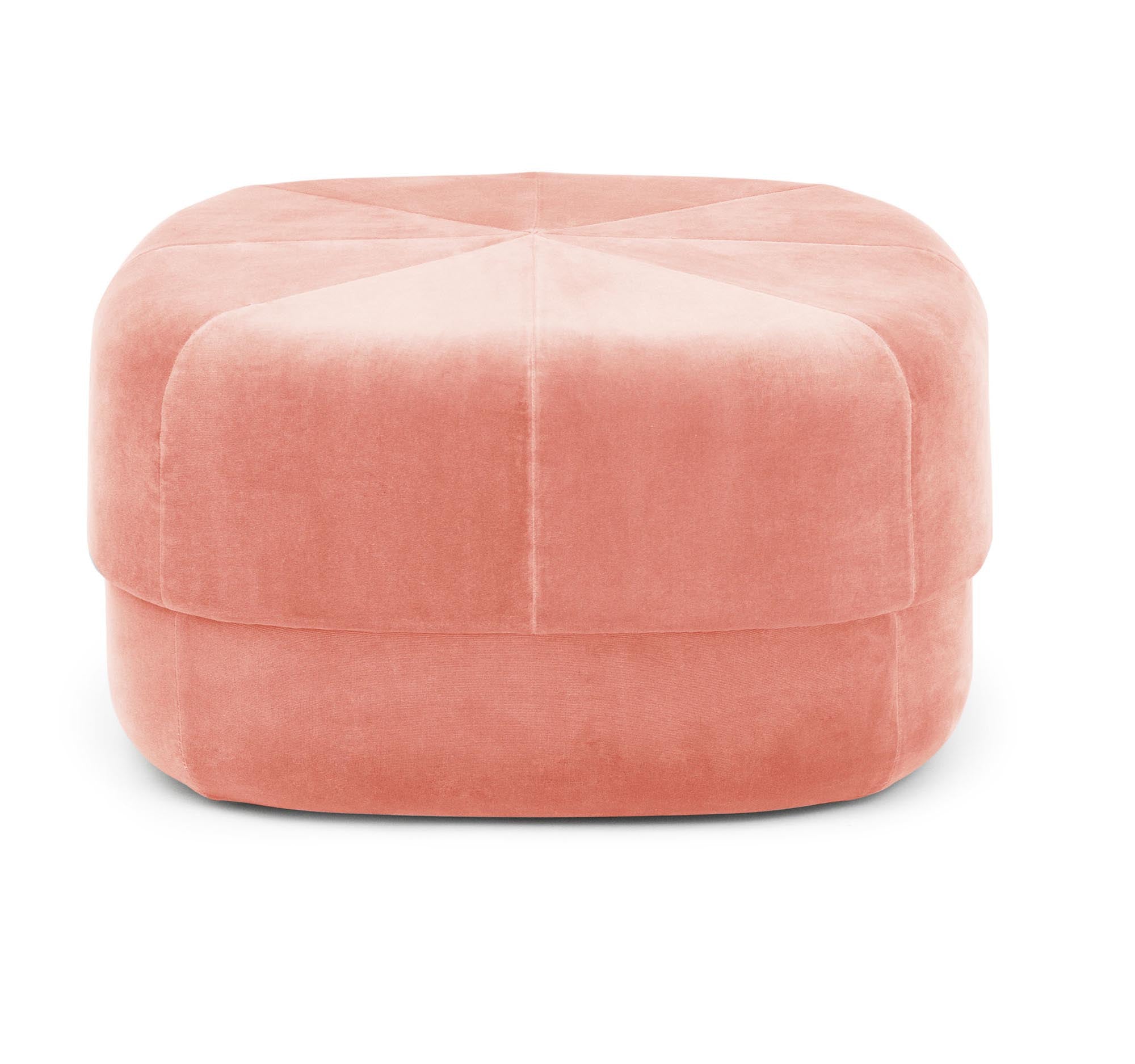 Entdecken Sie den Circus Pouf Groß in Blush/Velour von Normann Copenhagen – ein stilvolles, vielseitiges Möbelstück für modernes Wohnen.