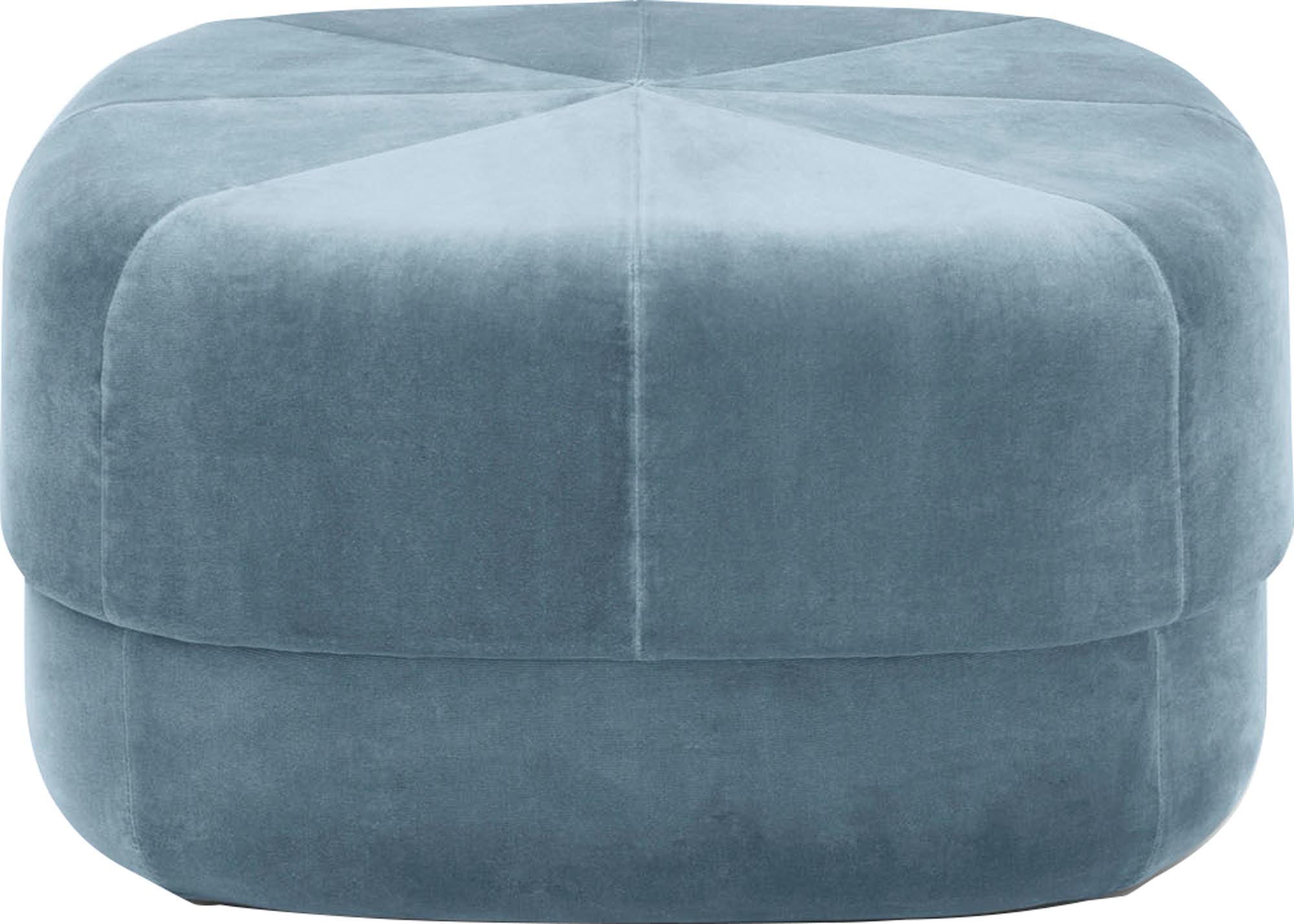 Entdecken Sie den stilvollen Circus Pouf Groß in hellblau/Velour von Normann Copenhagen. Ideal für modernes Wohnen und vielseitige Nutzung.