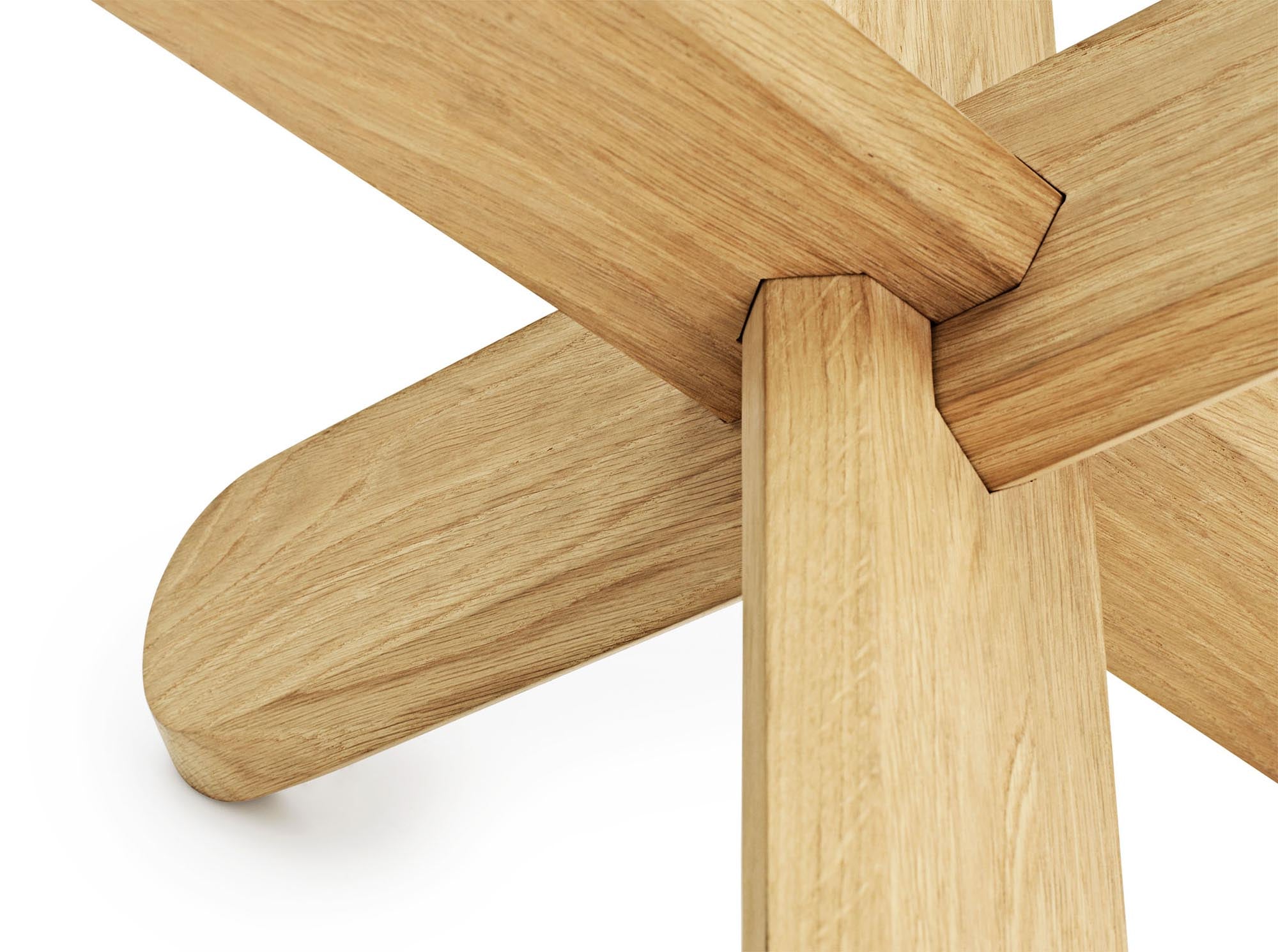 Entdecken Sie den stilvollen Ding Tisch von Normann Copenhagen, gefertigt aus hochwertigem Eichenholz für zeitlose Eleganz und Funktionalität.