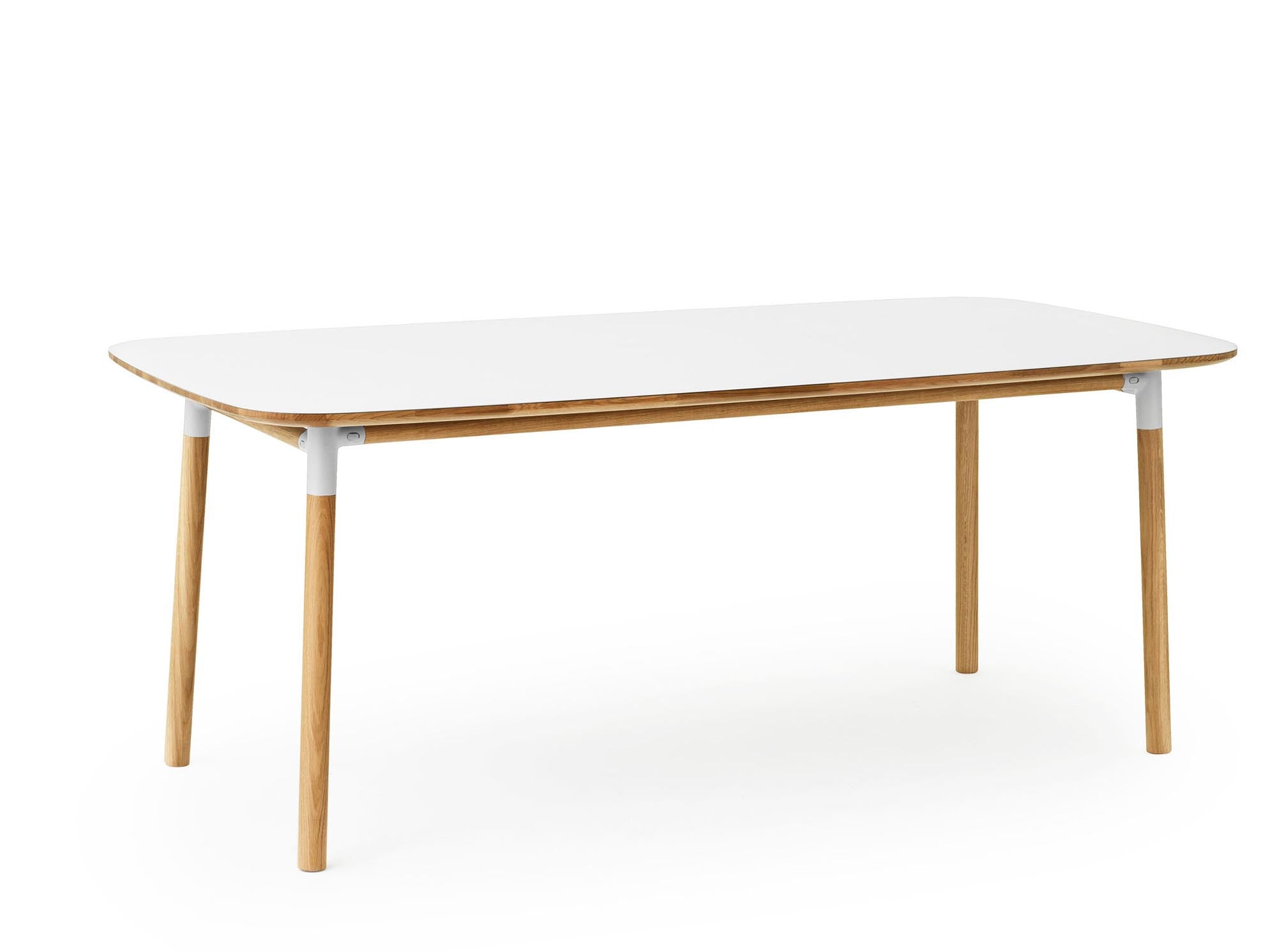 Der Form Tisch 95 x 200 von Normann Copenhagen vereint modernes Design mit Funktionalität und ist ideal für stilvolle Essbereiche.
