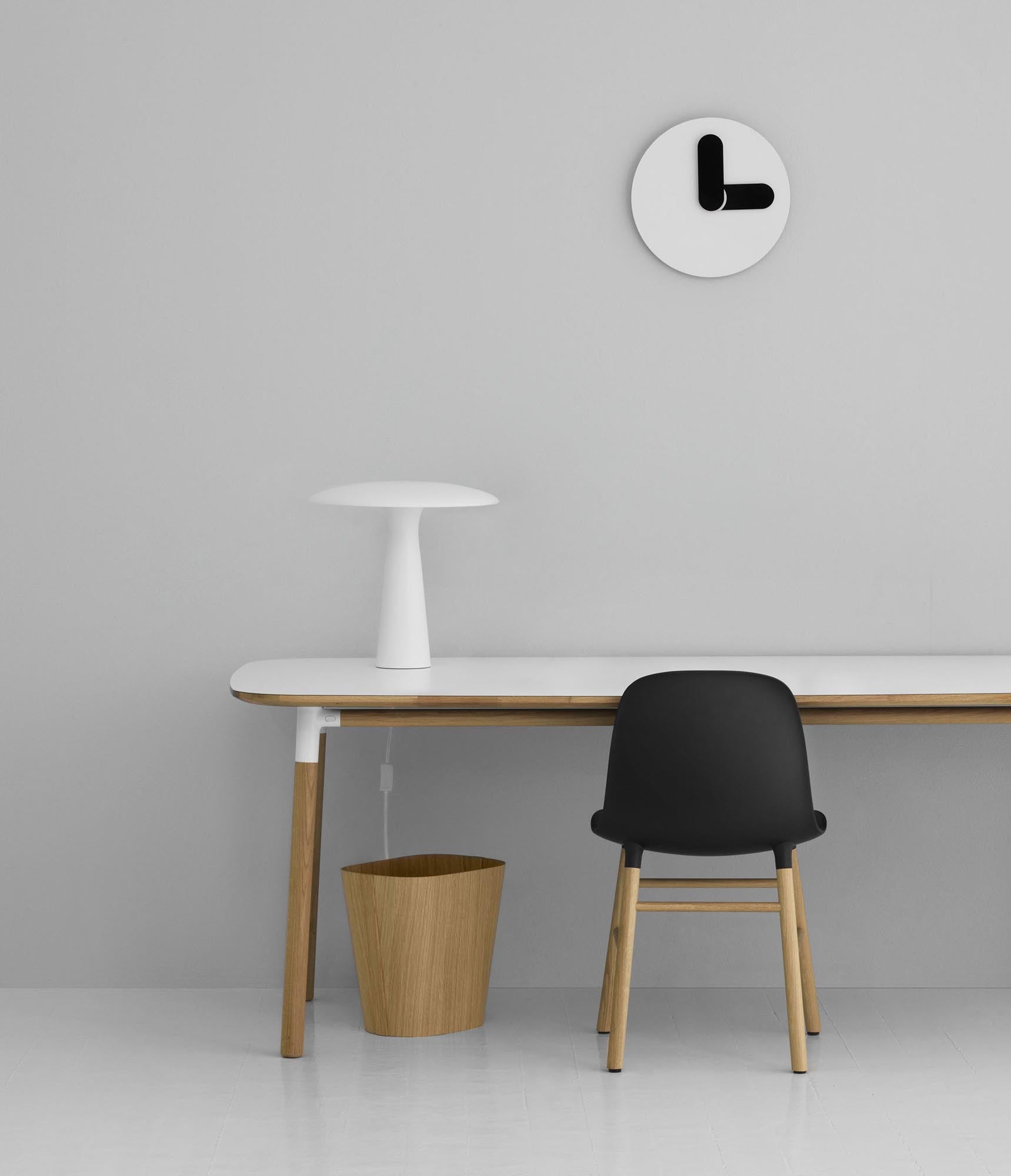 Entdecken Sie den Form Tisch 95 x 200 von Normann Copenhagen – ein stilvolles Möbelstück mit elegantem skandinavischem Flair für Ihr Zuhause.
