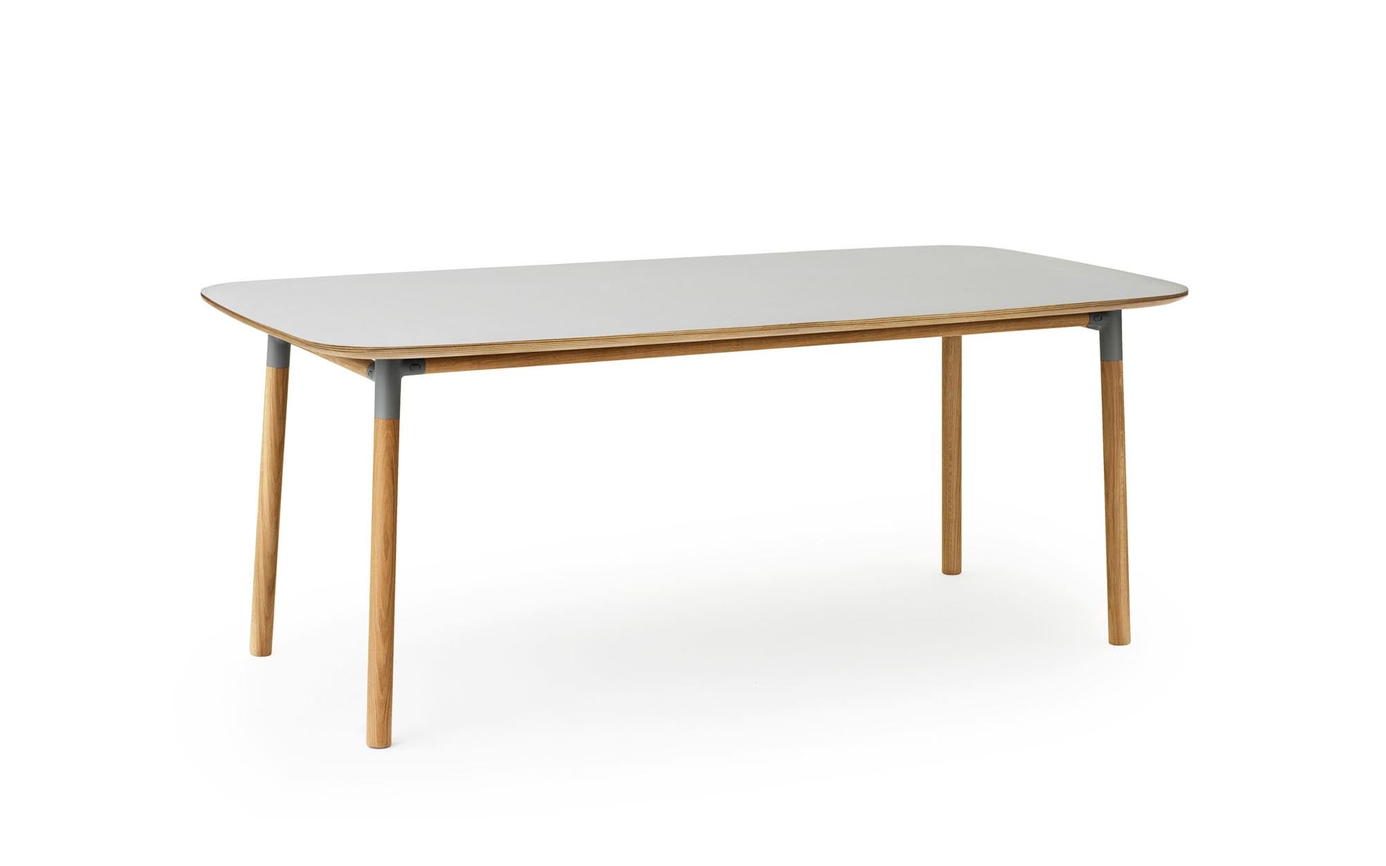 Entdecken Sie den Form Tisch 95 x 200 von Normann Copenhagen – ein stilvolles, minimalistisches Design für Ihr Esszimmer, das Eleganz und Funktionalität vereint.