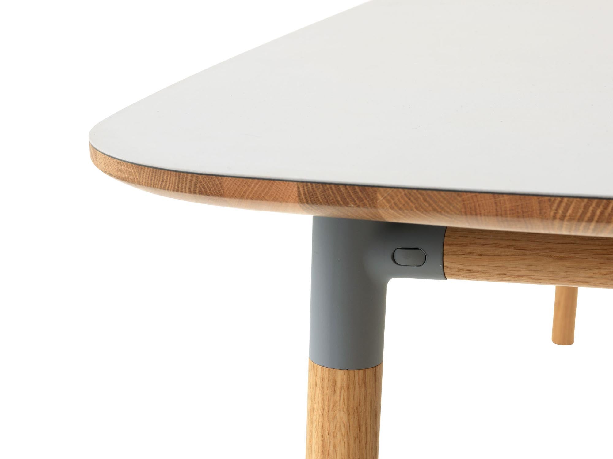 Entdecken Sie den Form Tisch 95 x 200 von Normann Copenhagen – ein stilvolles Möbelstück, das Eleganz und Funktionalität vereint.