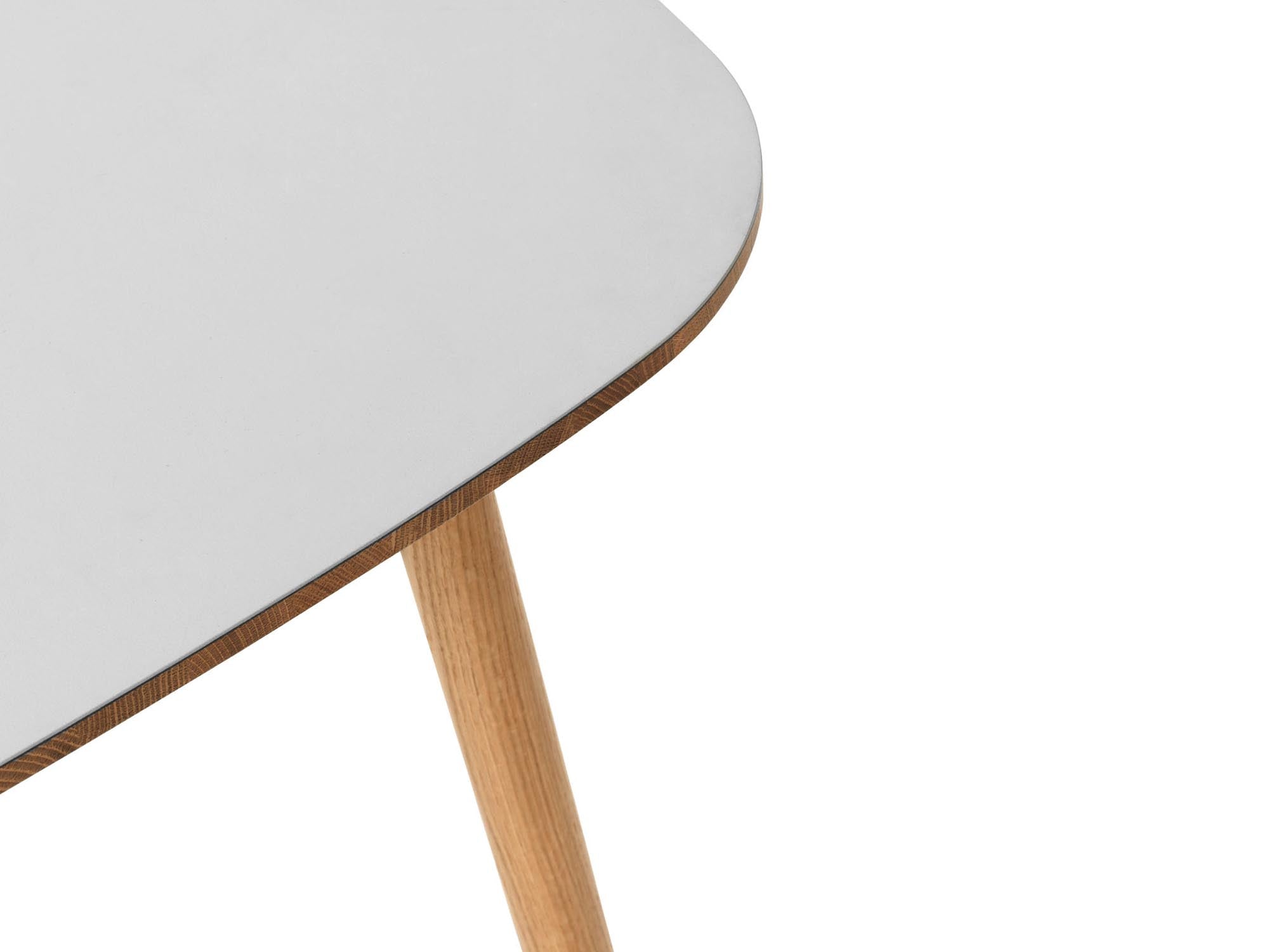 Erleben Sie den Form Tisch 95 x 200 von Normann Copenhagen – ein modernes Designhighlight, das Stil und Vielseitigkeit in Ihr Zuhause bringt.