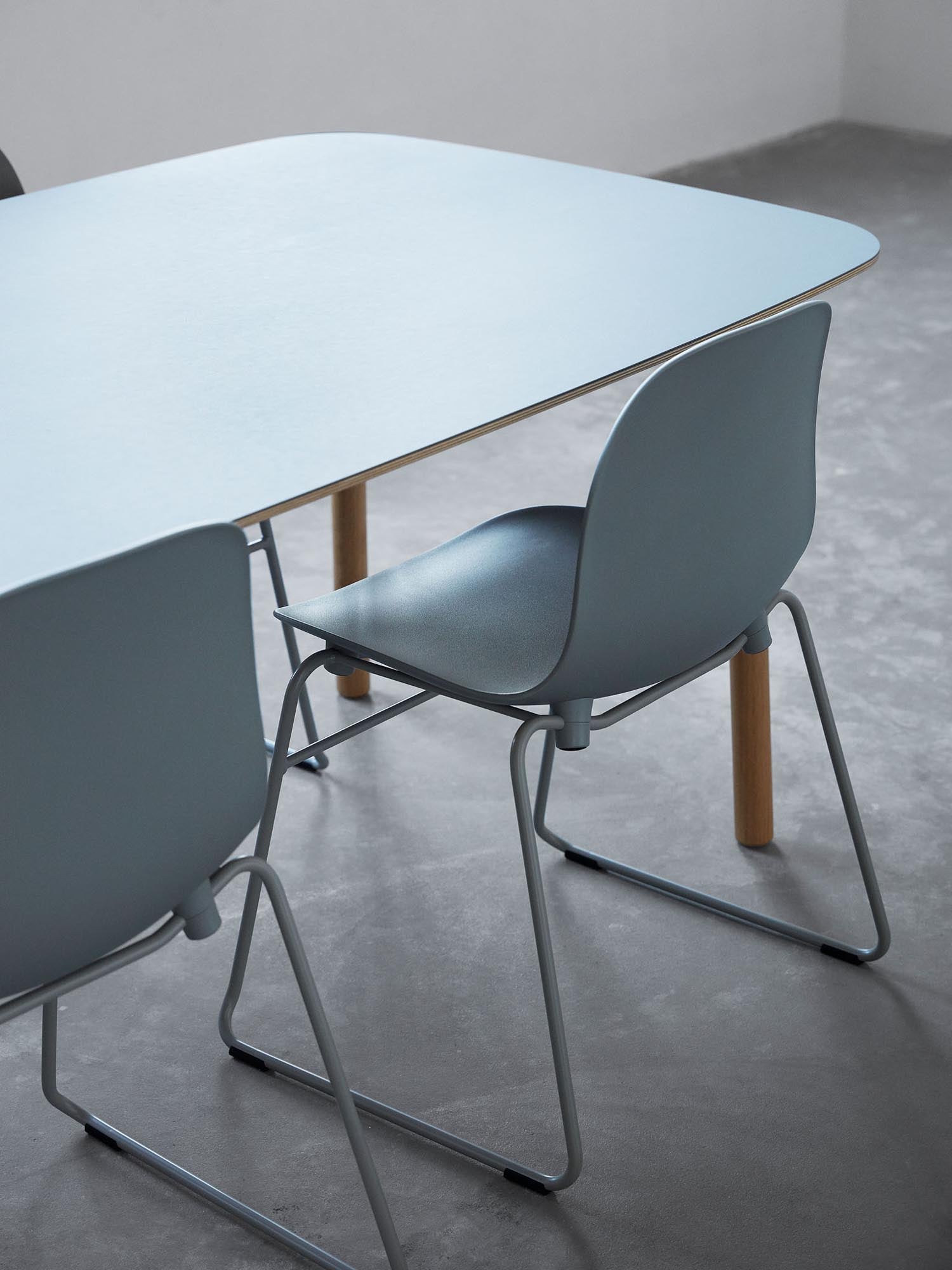 Entdecken Sie den Form Tisch 95 x 200 von Normann Copenhagen – ein stilvolles Möbelstück, das Eleganz und Funktionalität vereint.