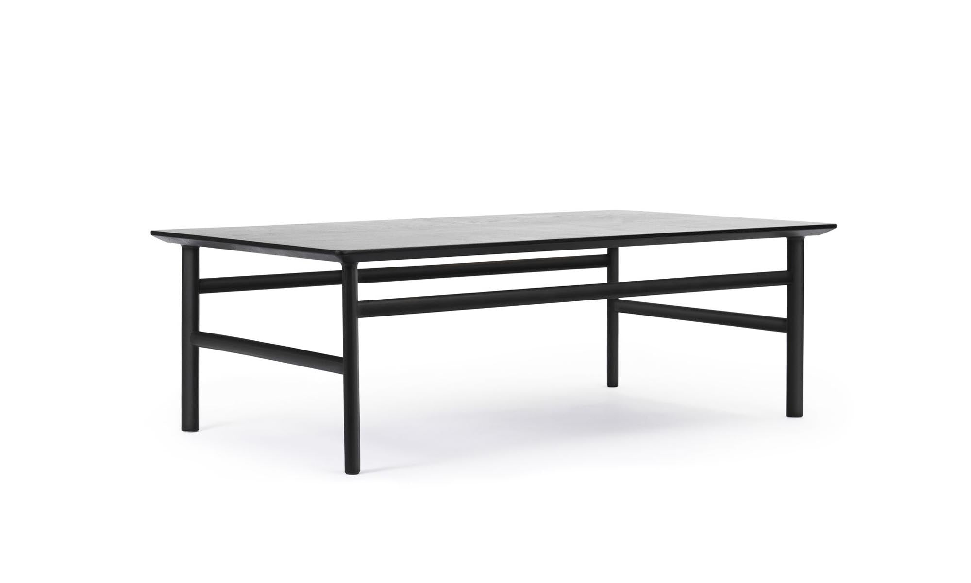 Der Grow Couchtisch von Normann Copenhagen besticht durch sein elegantes Design und hochwertige Holzverarbeitung, ideal für stilvolle Wohnräume.