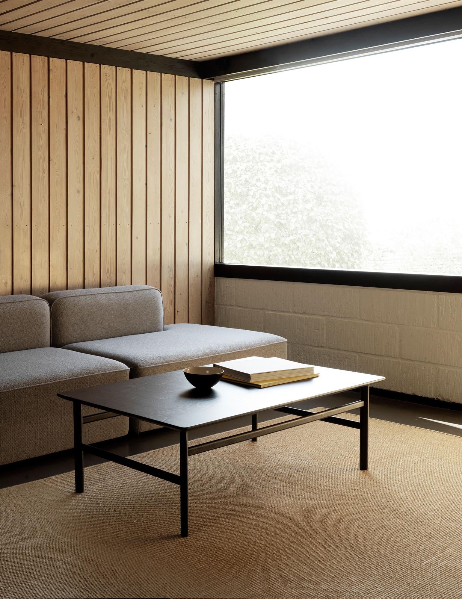 Eleganter Grow Couchtisch von Normann Copenhagen aus hochwertigem Holz.