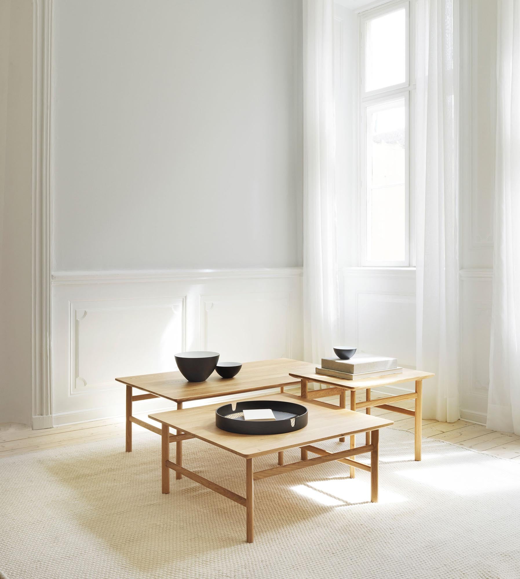 Eleganter Grow Couchtisch von Normann Copenhagen in schwarzer Eiche. Zeitloses Design, das Funktionalität und Ästhetik vereint.