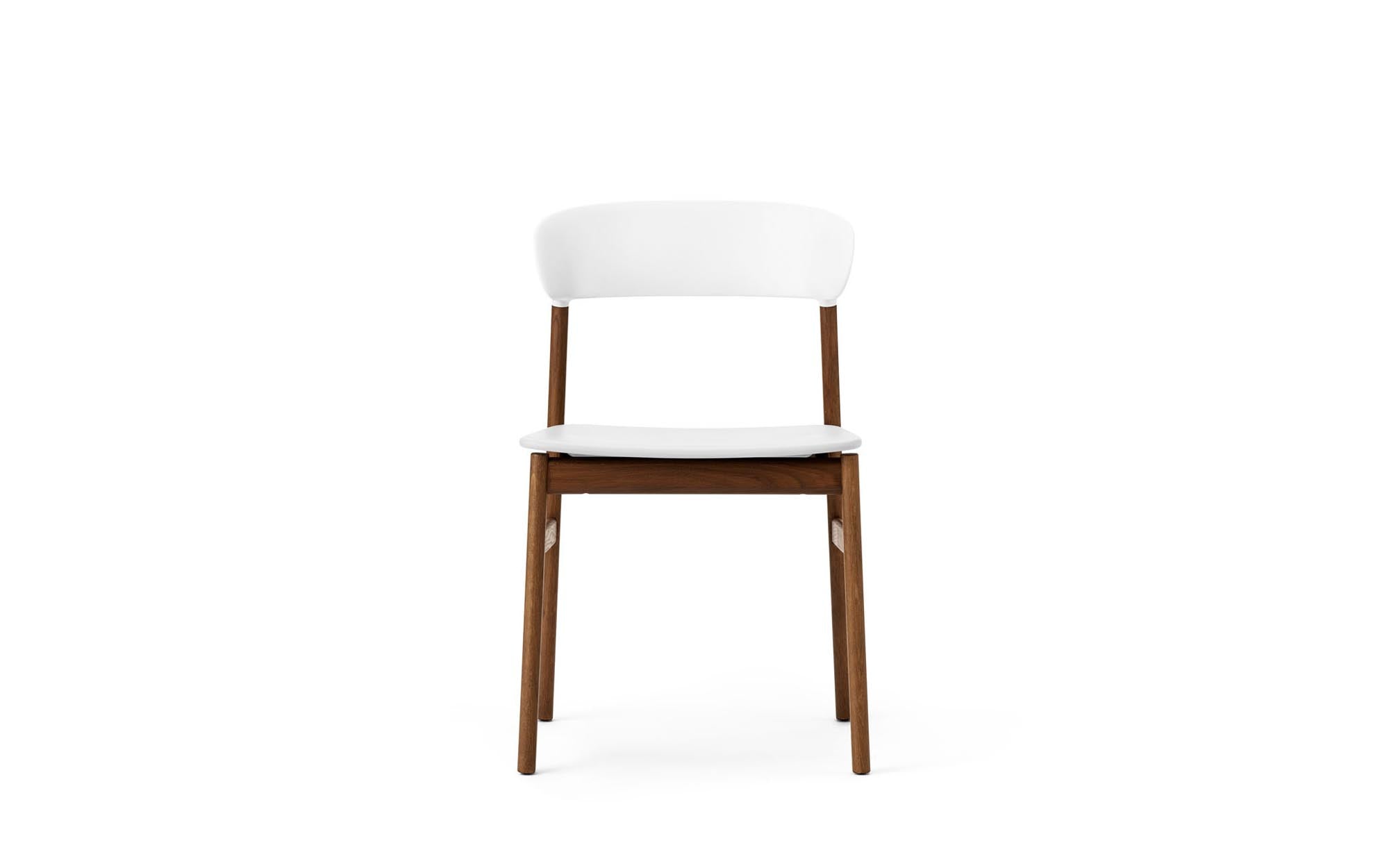 Herit Stuhl von Normann Copenhagen: Zeitloses Design aus gebeizter Eiche, vereint Tradition und modernen Komfort für jeden Raum.