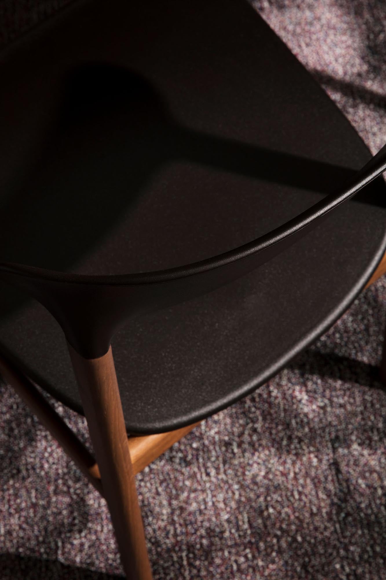 Der Herit Stuhl: Zeitlose Eleganz trifft auf moderne Innovation, perfekt für jedes Interieur.