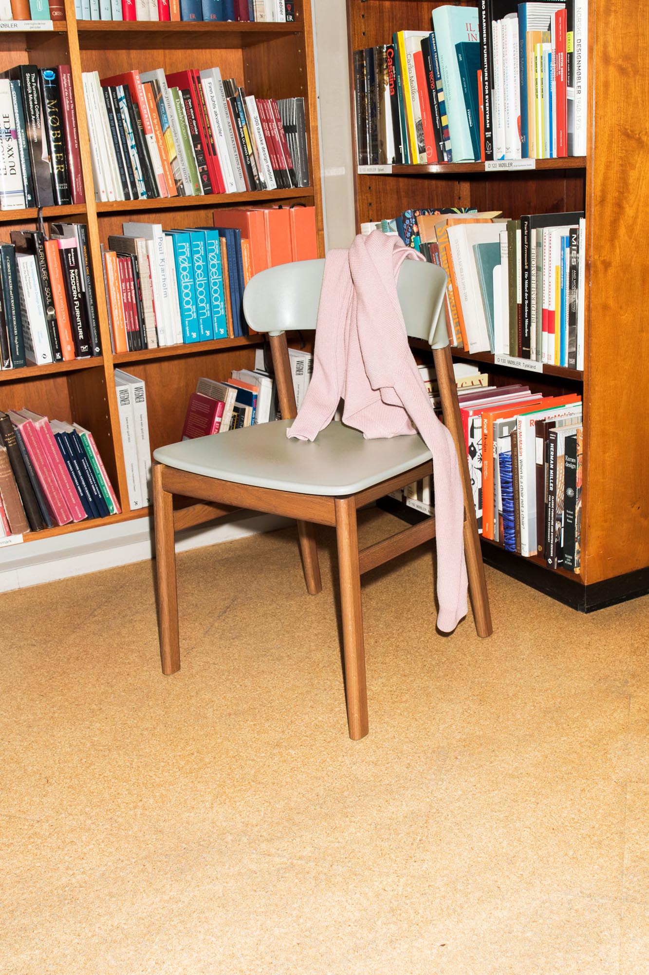 Der Herit Stuhl von Normann Copenhagen vereint skandinavisches Design mit zeitloser Ästhetik und hoher Funktionalität.