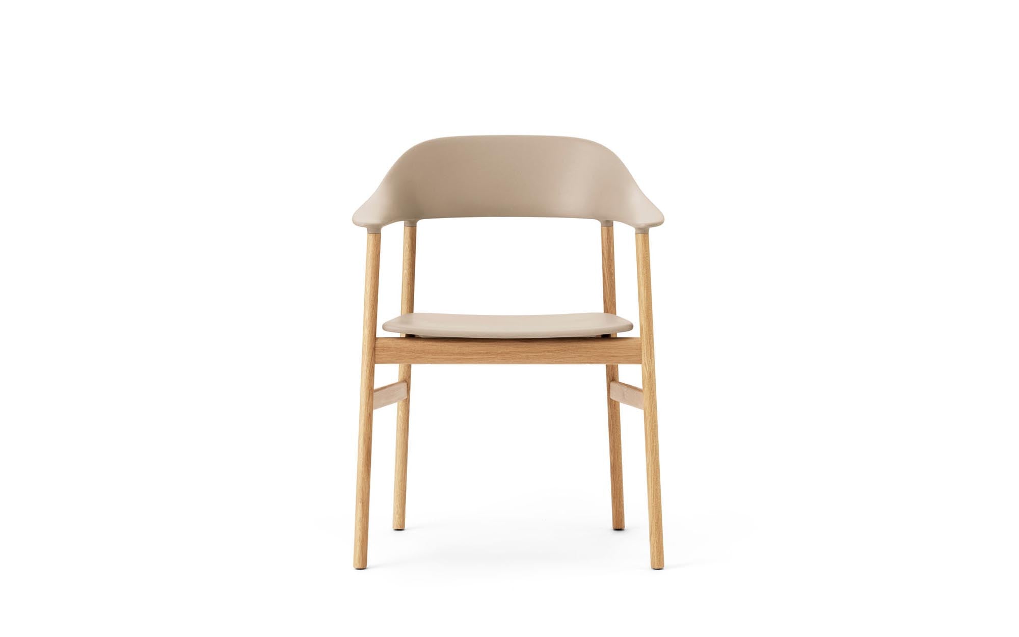 Der Herit Armlehnstuhl von Normann Copenhagen vereint modernes Design mit hervorragendem Sitzkomfort, perfekt für jedes stilvolle Zuhause.