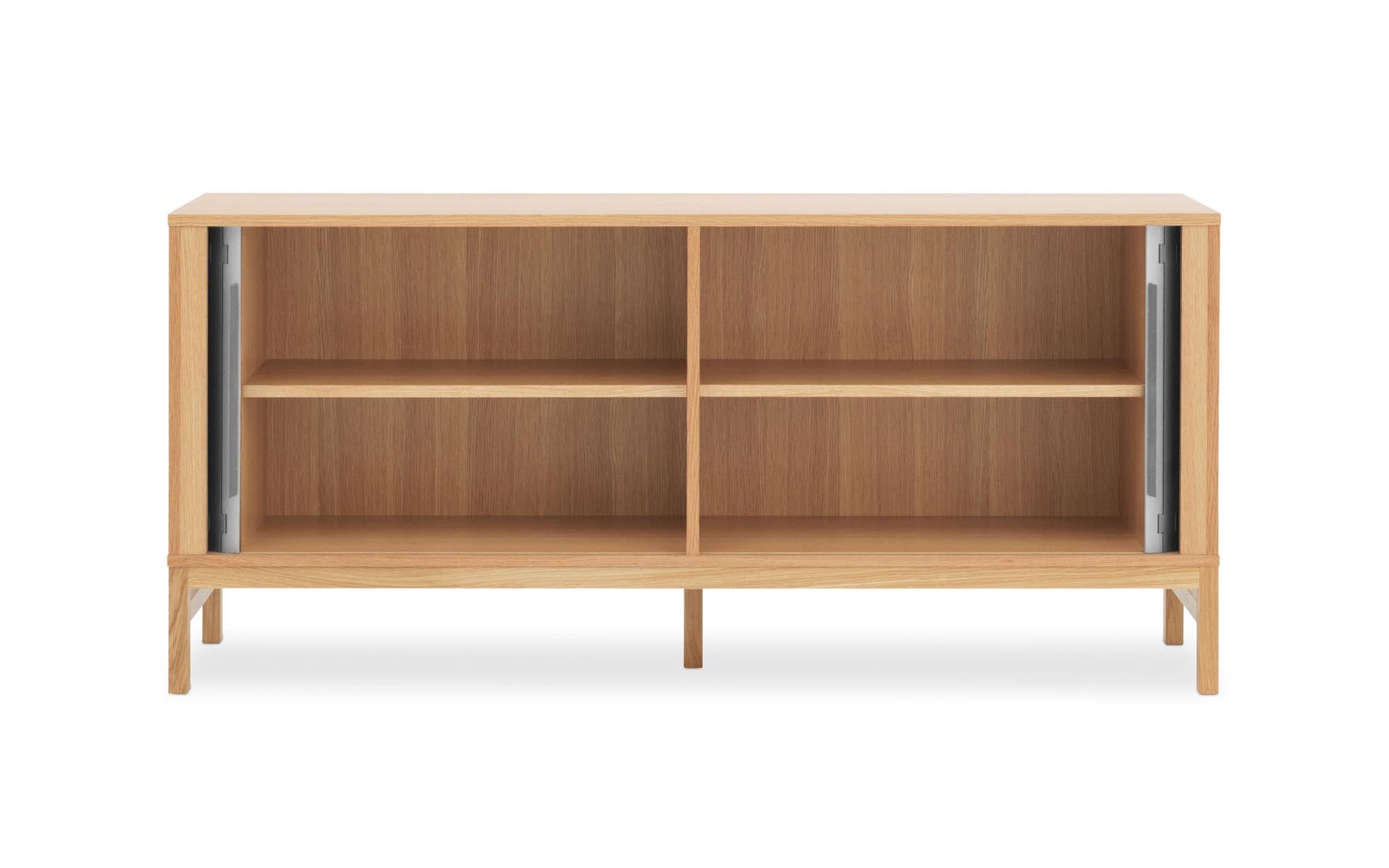 Das graue Jalousi Sideboard von Normann Copenhagen vereint skandinavische Eleganz mit praktischer Funktionalität – ideal für jedes Zuhause.