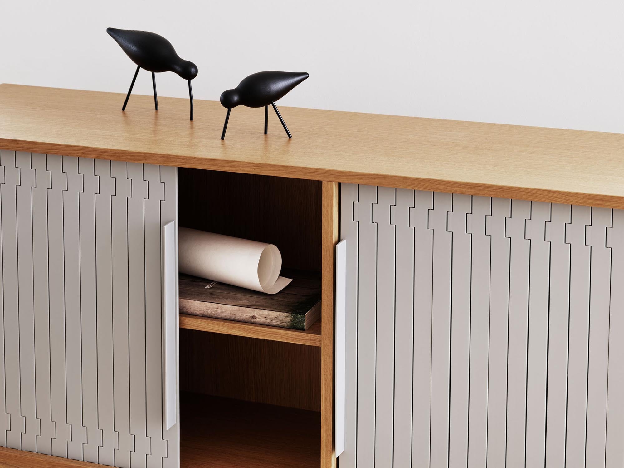 Das graue Jalousi Sideboard von Normann Copenhagen vereint skandinavisches Design mit funktionalen Rolltüren und hochwertigem Eichenfurnier.