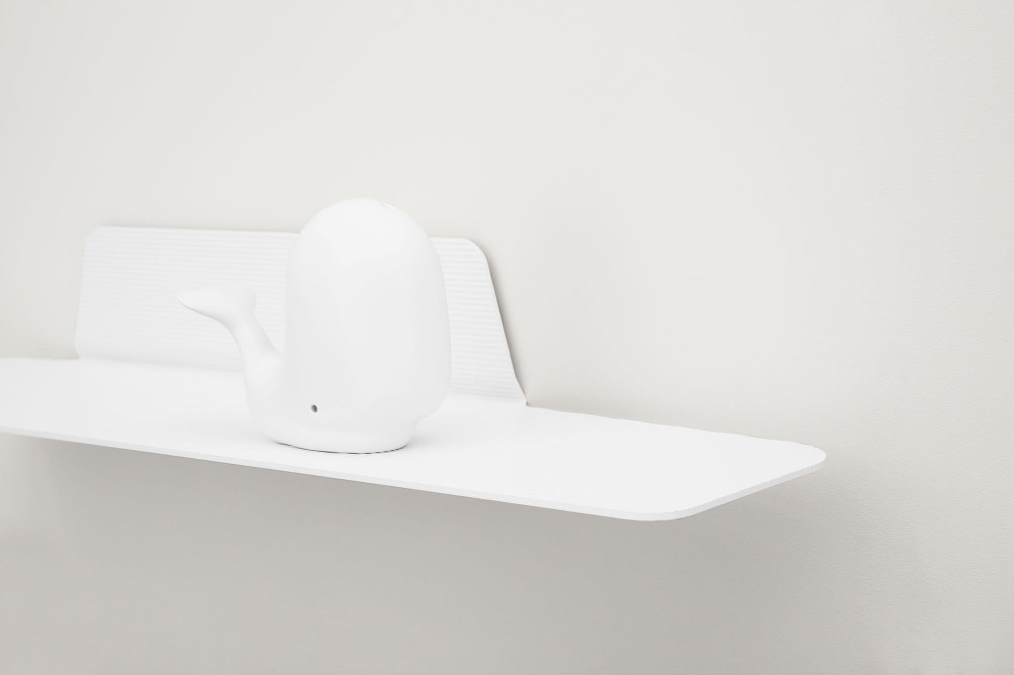 Entdecken Sie das Jet Regal 80 cm in Weiß von Normann Copenhagen – ein stilvolles Wandregal mit industriellem Flair, ideal für Ihre Aufbewahrung.