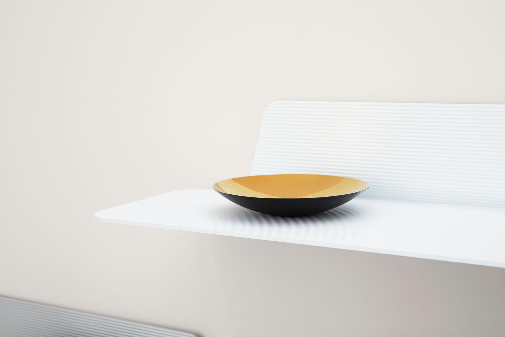 Entdecken Sie das Jet Regal 80 cm in Schwarz von Normann Copenhagen – ein stilvolles Wandregal mit industriellem Flair, ideal für jedes Zuhause.