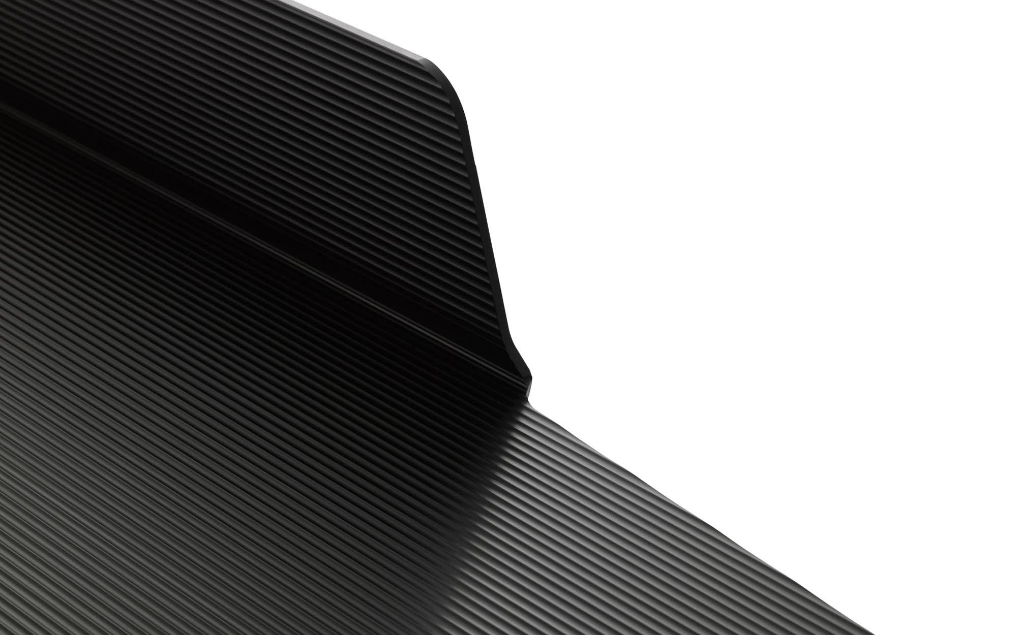 Entdecken Sie das Jet Regal 160 cm in stilvollem Schwarz von Normann Copenhagen – ein modernes Wandregal, das Design und Funktionalität vereint.