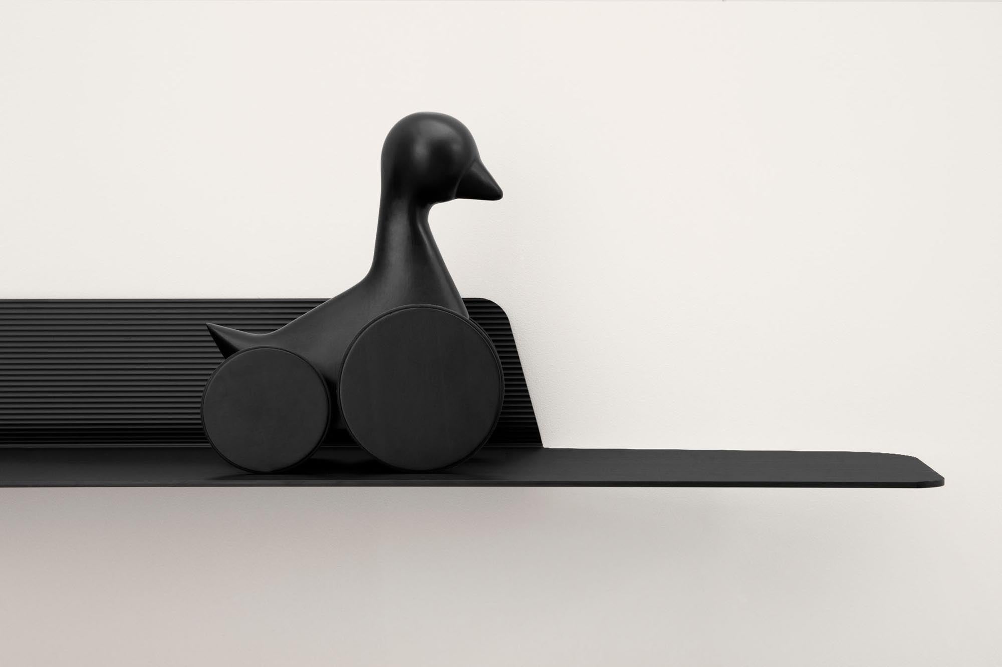 Entdecken Sie das Jet Regal 160 cm in Schwarz von Normann Copenhagen – ein stilvolles Wandregal, das modernes Design und Funktionalität vereint.