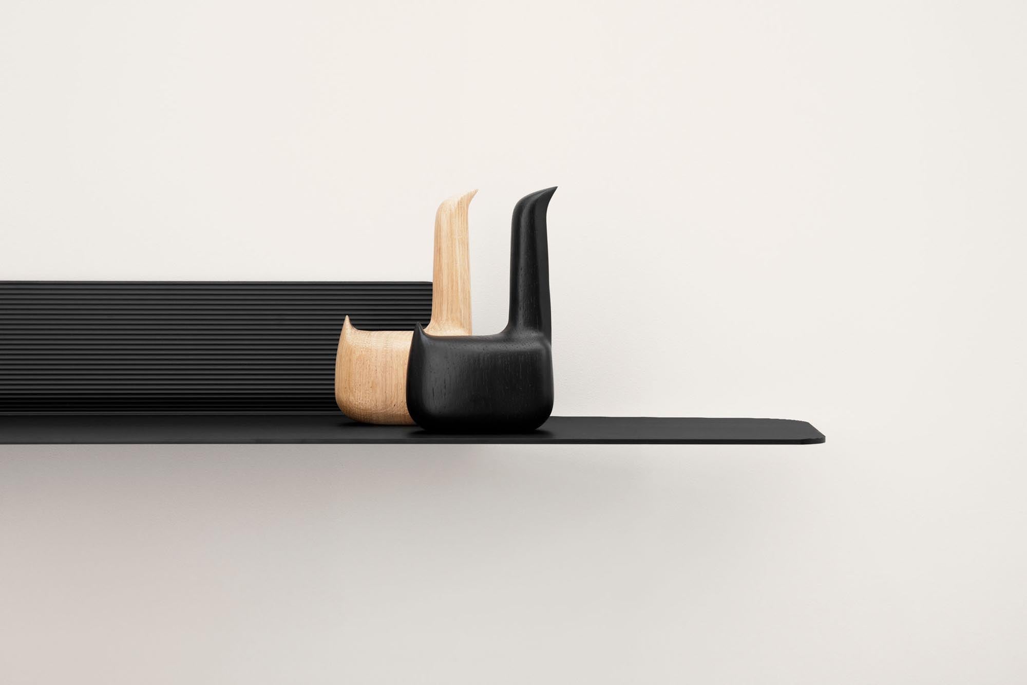 Erleben Sie das Jet Regal 160 cm in elegantem Schwarz von Normann Copenhagen – ein innovatives Wandregal, das Ästhetik und praktische Nutzung perfekt kombiniert.