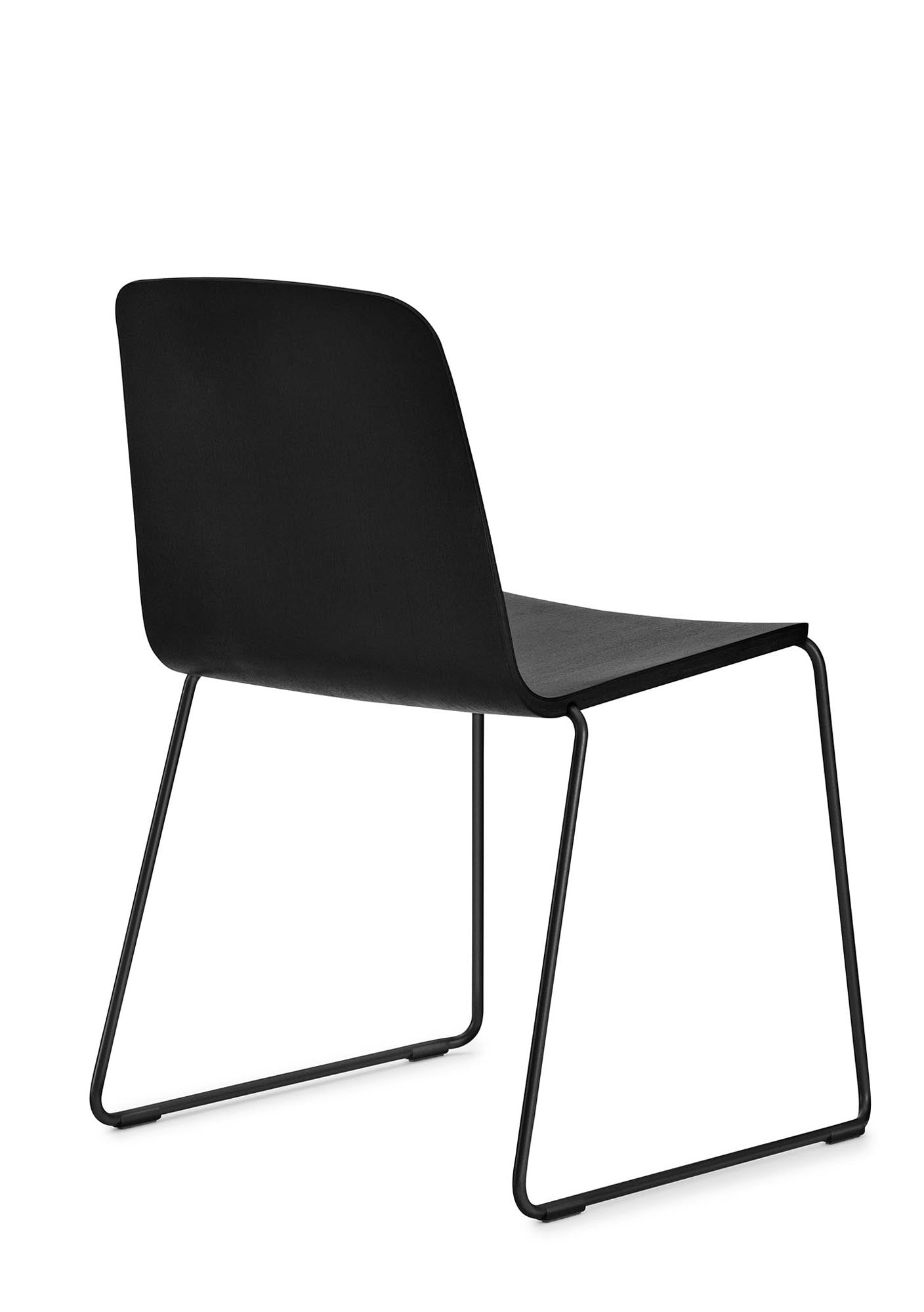 Der Just Stuhl von Normann Copenhagen vereint modernes Design mit Funktionalität. Ideal für jeden Raum, bietet er Komfort und Stil.