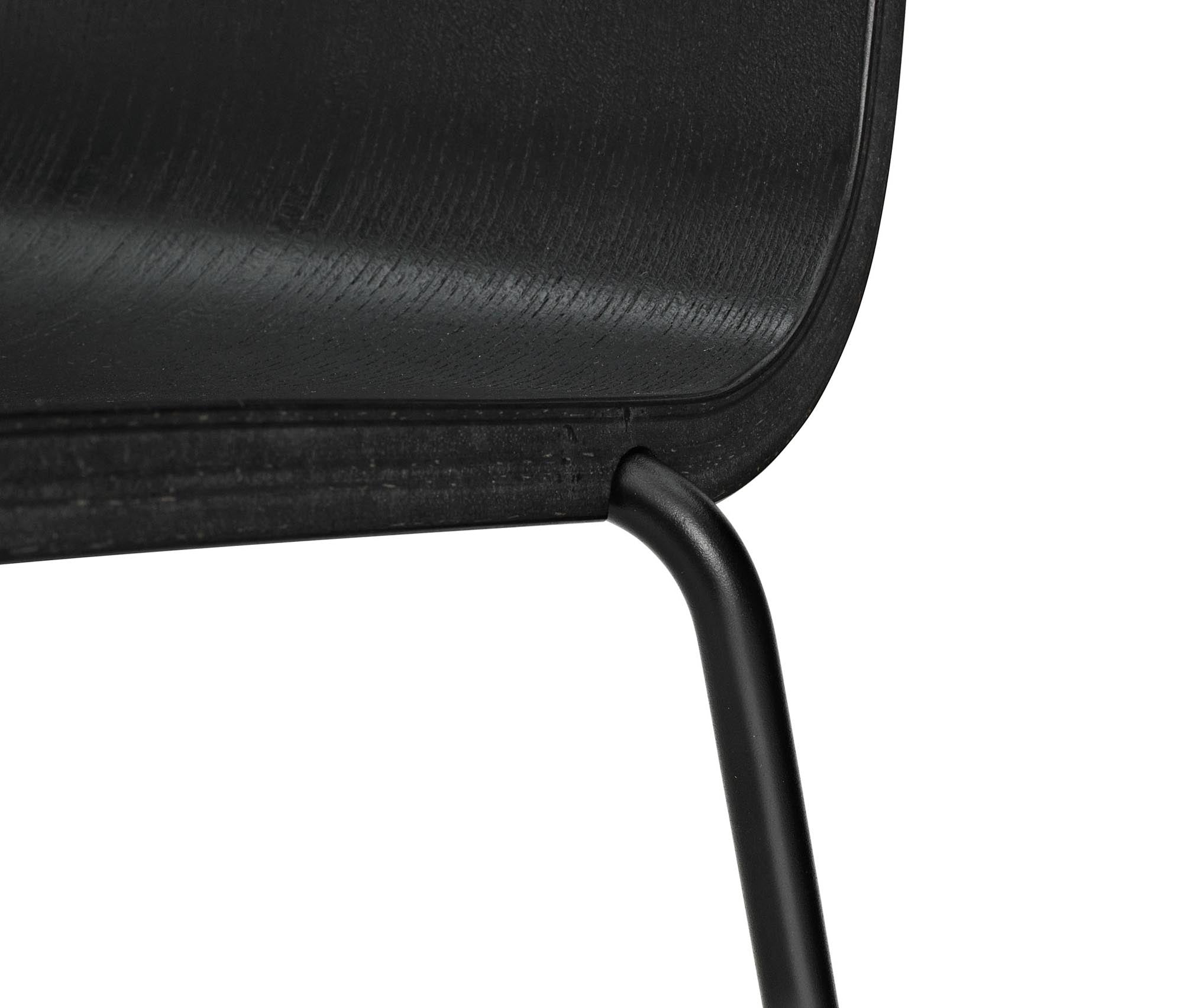 Der Just Stuhl von Normann Copenhagen besticht durch sein zeitgemäßes Design und hohen Sitzkomfort. Perfekt für stilvolle Wohnräume.