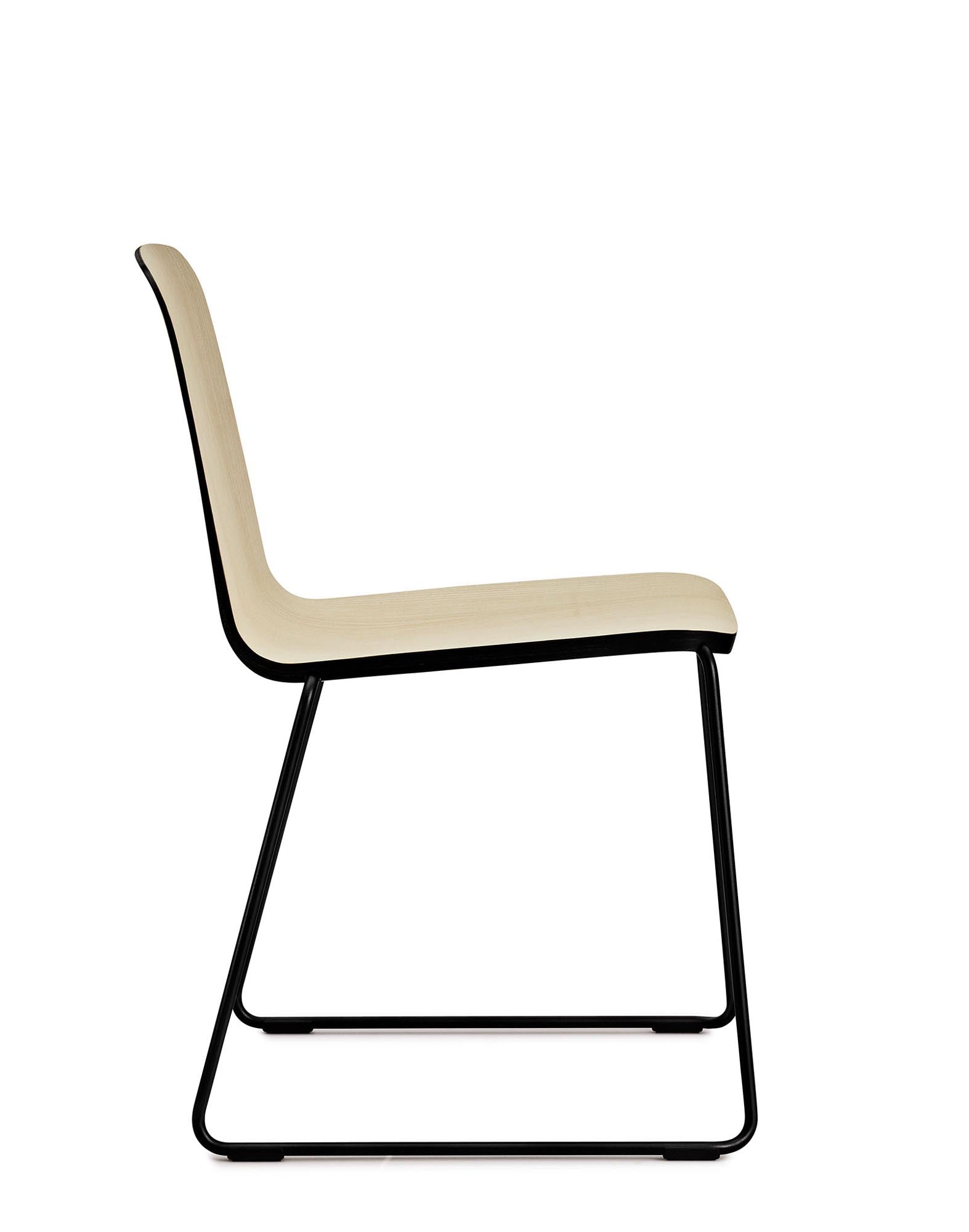 Entdecken Sie den Just Stuhl von Normann Copenhagen: Ein stilvolles Eichenmöbel, das modernes Design und praktische Nutzung harmonisch verbindet.