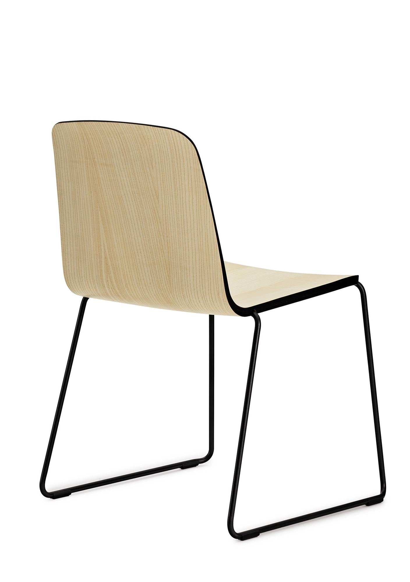 Just Stuhl: Zeitlose Ästhetik und Komfort in skandinavischem Stil.