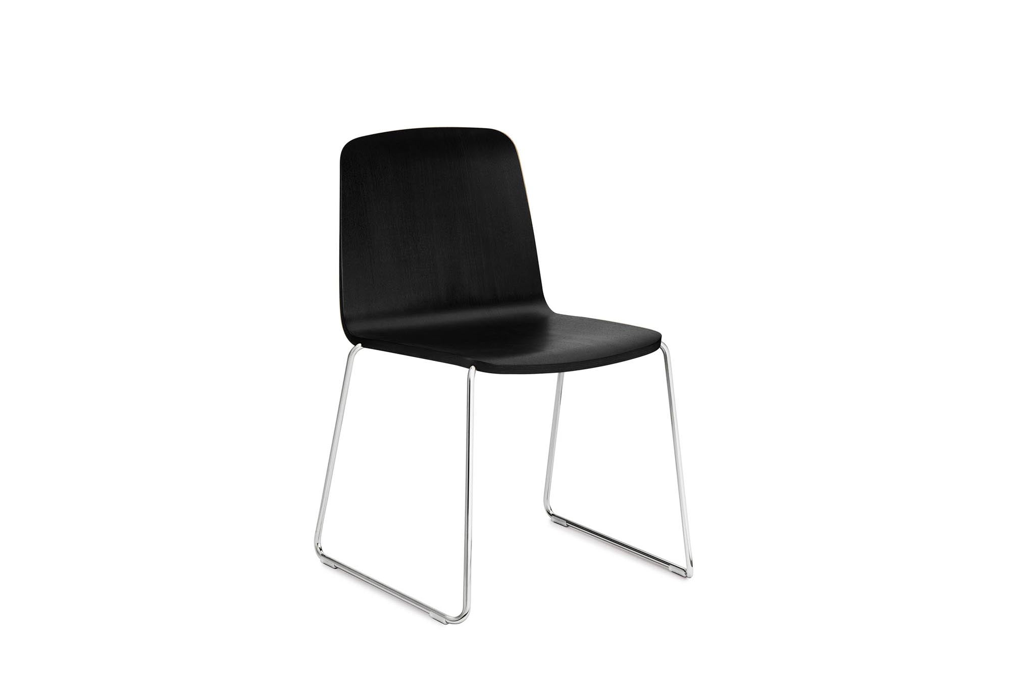 Entdecken Sie den Just Stuhl von Normann Copenhagen: Elegante Form und optimaler Komfort vereinen sich für ein modernes Wohnambiente.