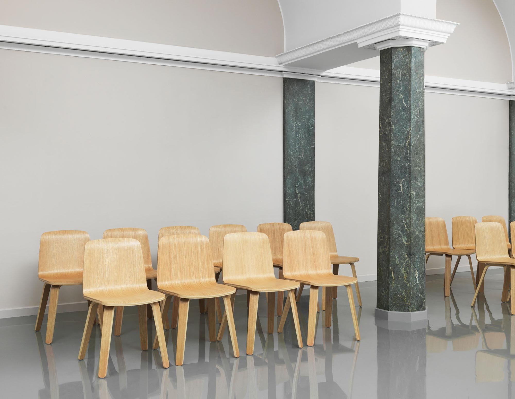 Entdecken Sie den Just Stuhl von Normann Copenhagen: Elegantes Design aus Eiche, ideal für jeden Raum und perfekt für modernes Wohnen.