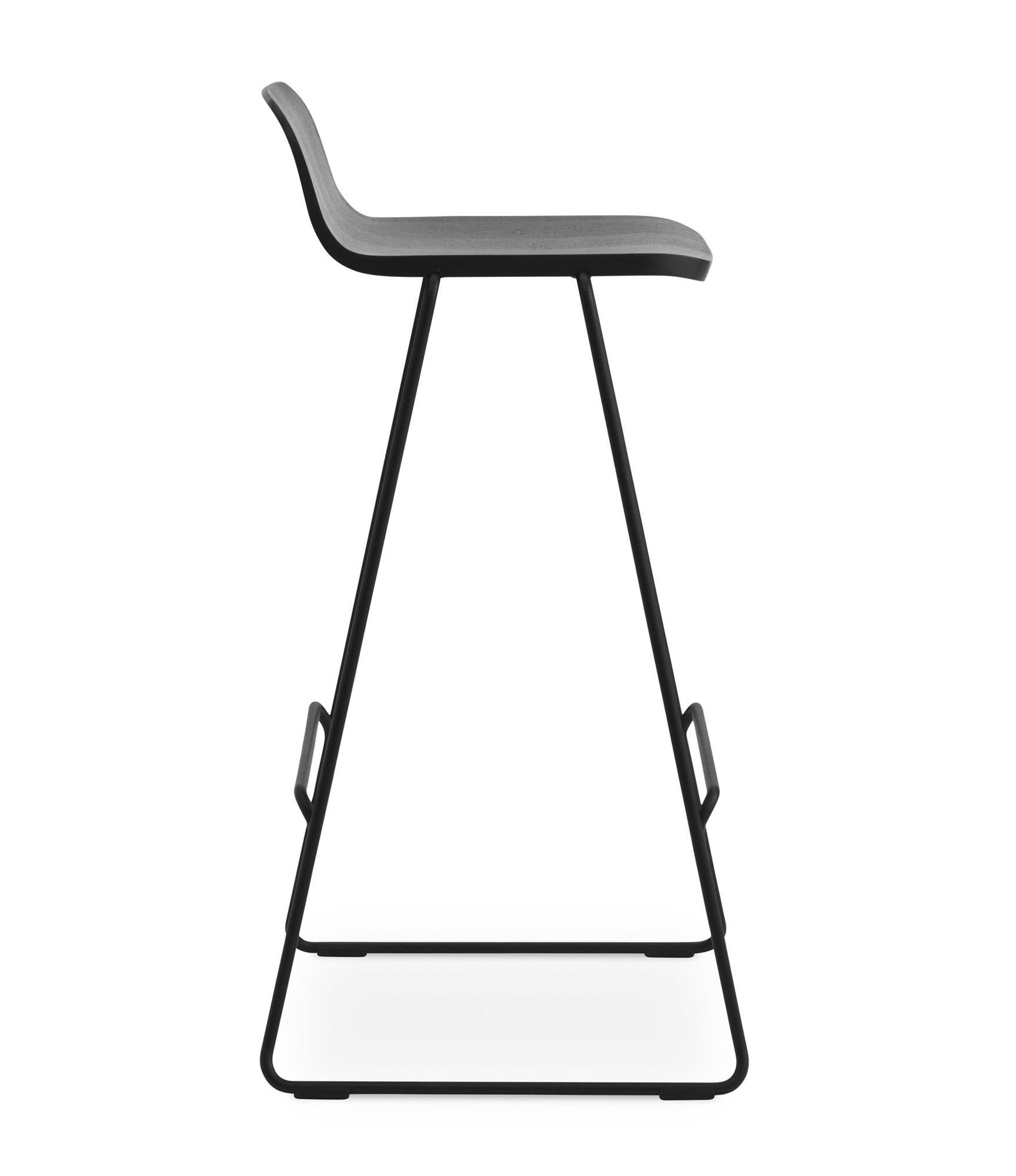 Erleben Sie den Just Barhocker mit Lehne von Normann Copenhagen – stilvoll, komfortabel und ideal für moderne Wohnräume.