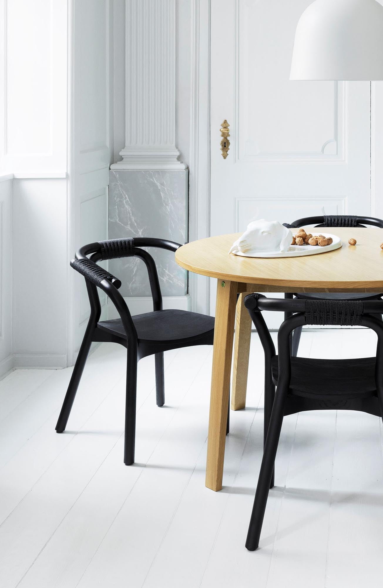 Knot Stuhl: Zeitloses Design trifft auf skandinavische Handwerkskunst.