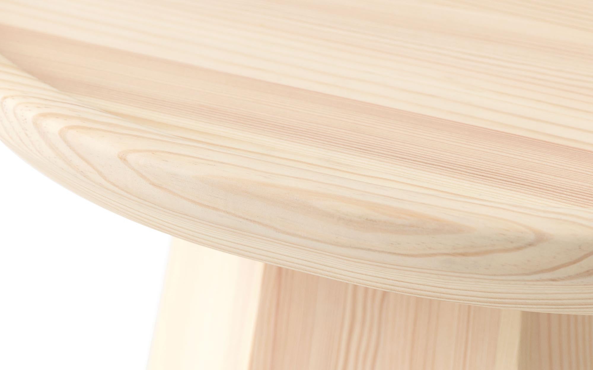 Pine Tisch Groß Dunkelgrau: Ein skulpturaler Kieferntisch, der nordische Ästhetik und Nachhaltigkeit vereint – ideal für jedes Zuhause.