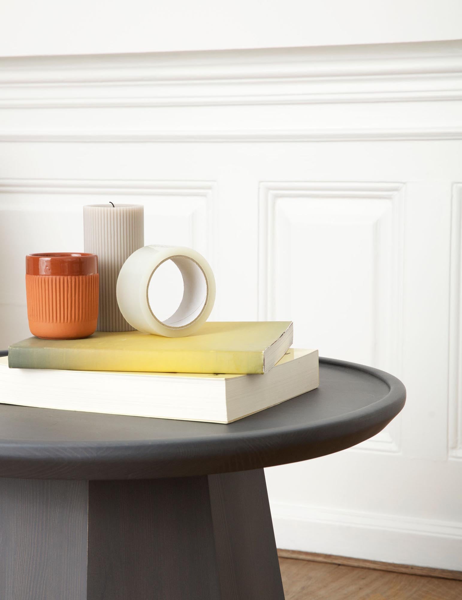 Der Pine Tisch Large von Normann Copenhagen besticht durch sein skulpturales Design aus massiver Kiefer mit markanter Maserung und einem auffälligen achteckigen Fuss.