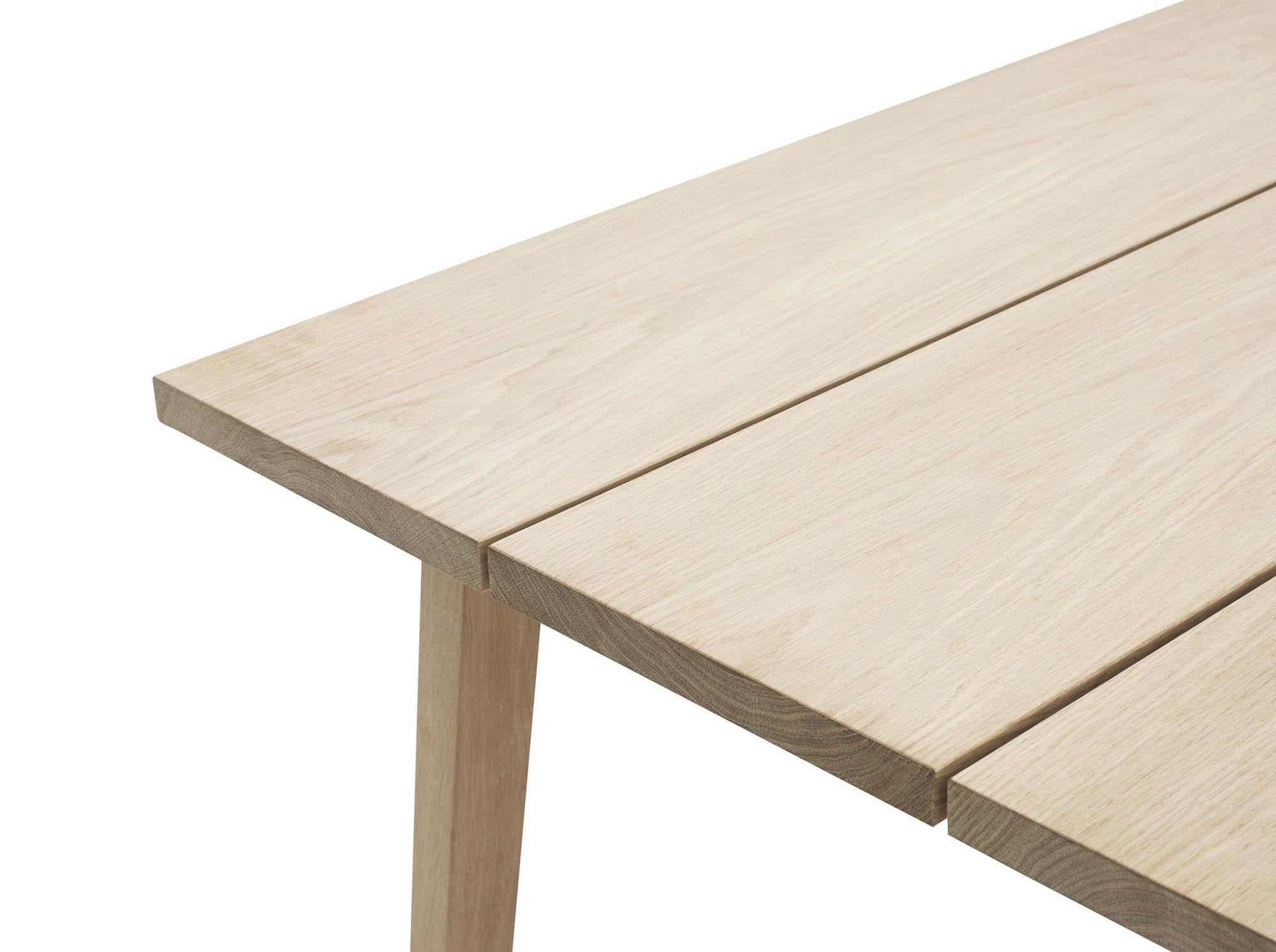 Entdecken Sie den Slice Tisch 90x300 cm von Normann Copenhagen – skandinavisches Design, hochwertige Eiche und vielseitige Einsatzmöglichkeiten.