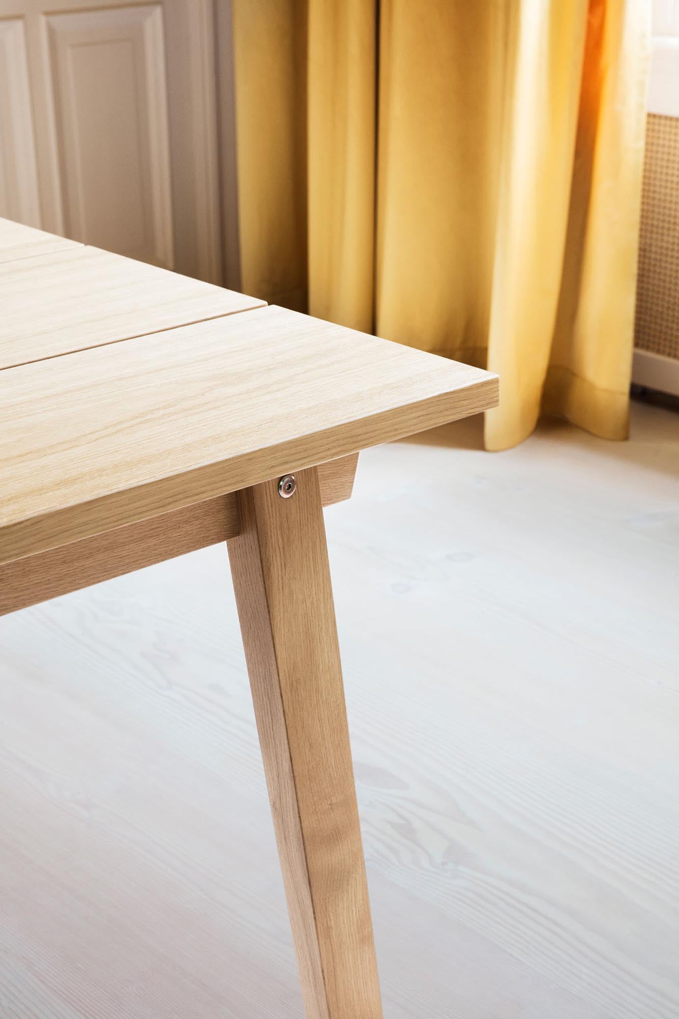 Entdecken Sie den Slice Tisch 90x300 cm von Normann Copenhagen – skandinavische Eleganz und hochwertige Eichenverarbeitung für jeden Raum.