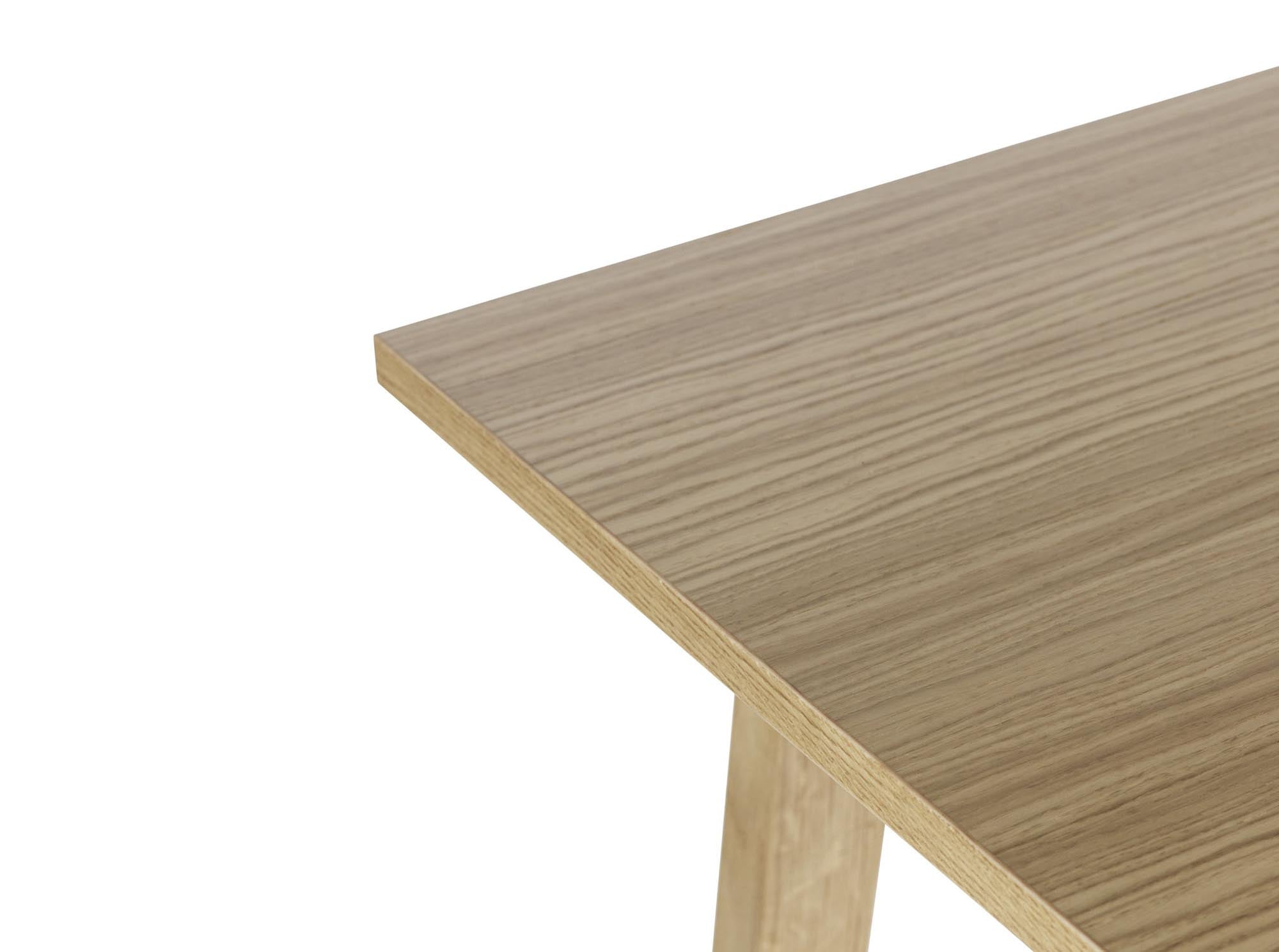 Der Slice Tisch Vol. 2 von Normann Copenhagen: glatte Tischplatte, zeitloses Design, hochwertige Optik, vielseitig einsetzbar.