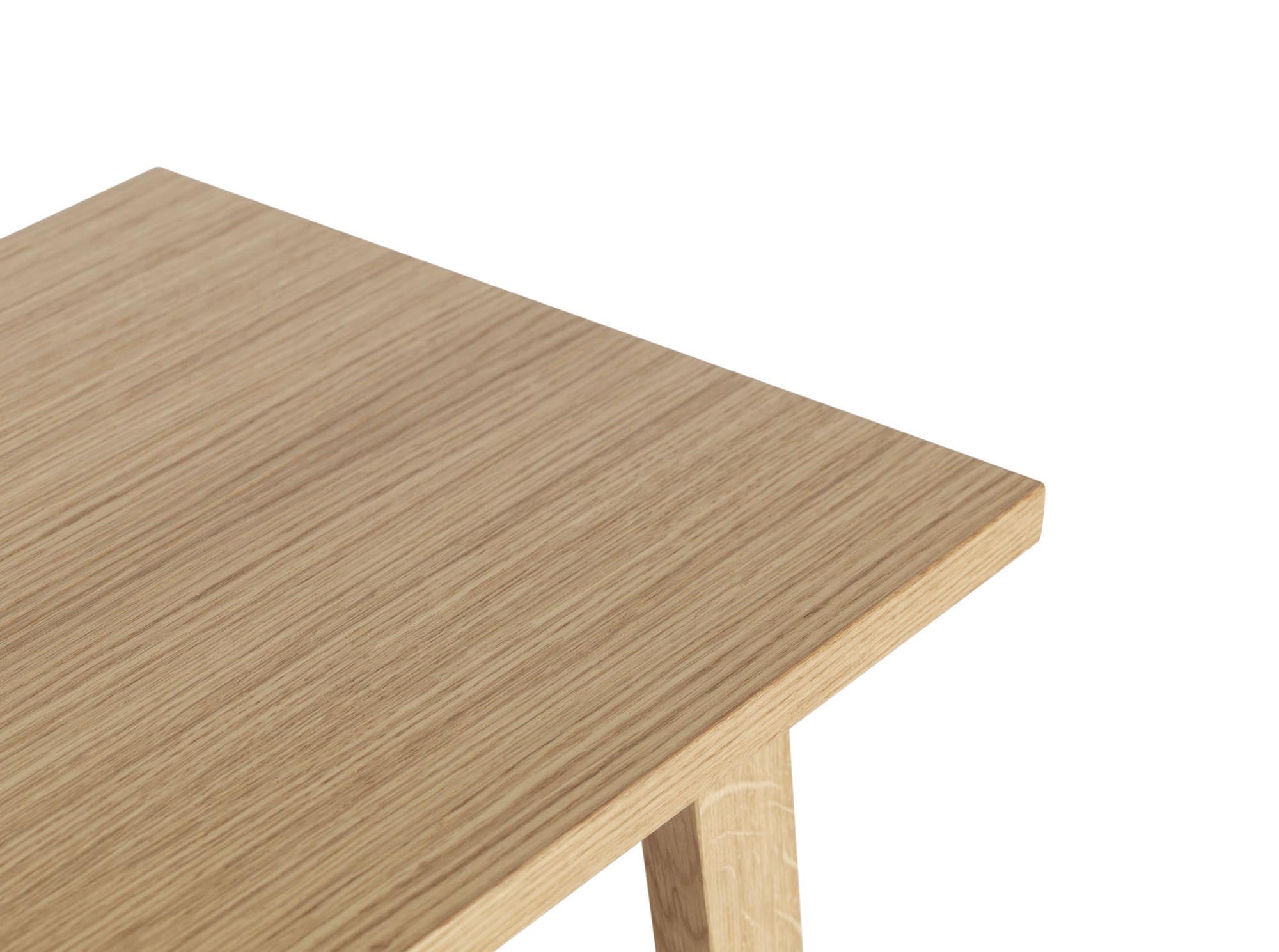 Entdecken Sie den Slice Tisch Vol. 2 von Normann Copenhagen: elegantes Design, robuste Eiche, ideal für gesellige Runden und stilvolle Räume.