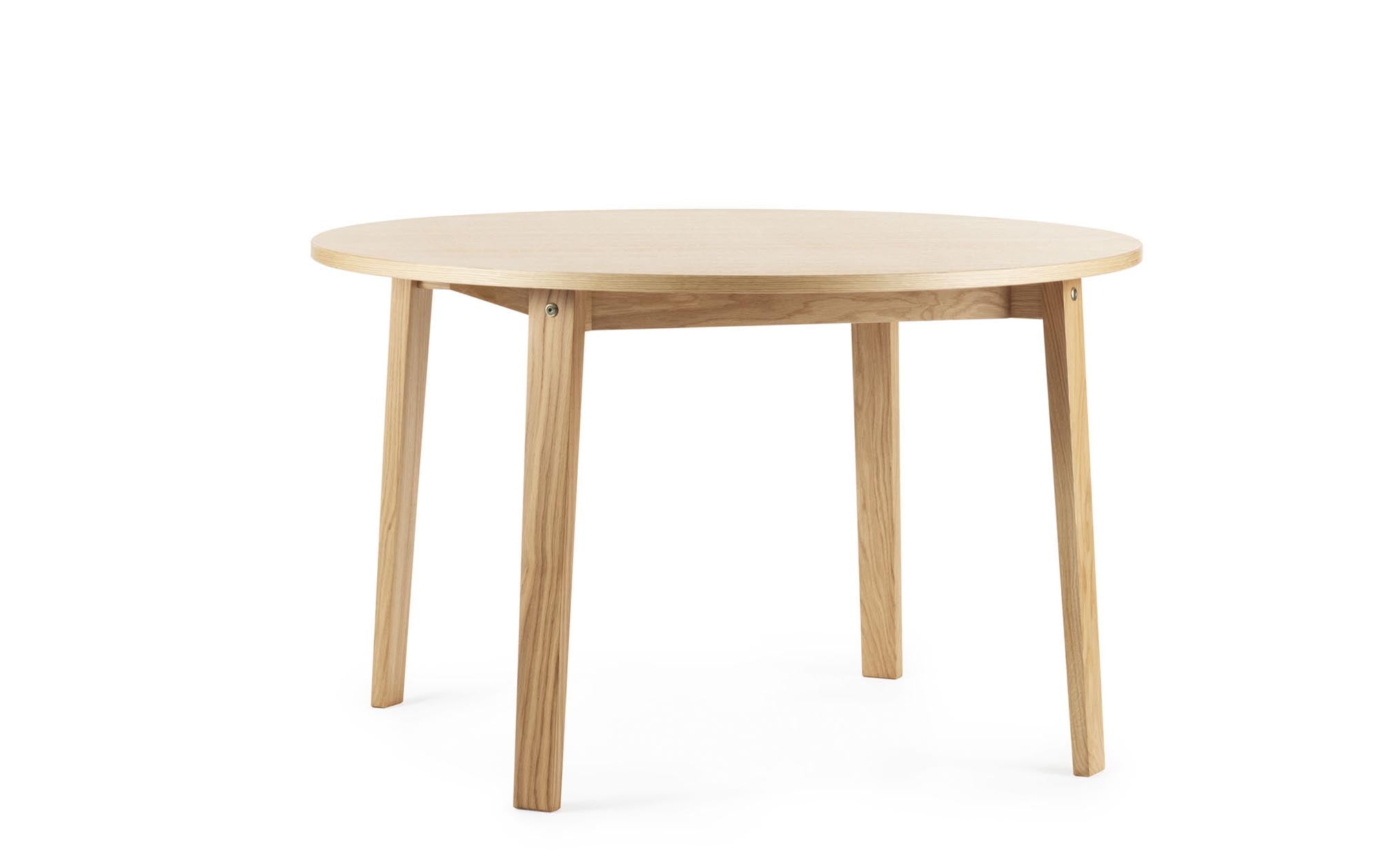 Erleben Sie den Slice Tisch vol. 2 Ø120 cm aus hochwertiger Eiche von Normann Copenhagen – ein stilvolles Möbelstück für gesellige Momente.