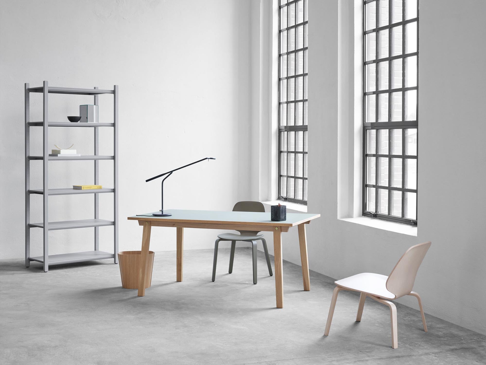 Entdecken Sie den Slice Tisch von Normann Copenhagen: ein stilvolles Designstück mit langlebiger Linoleum-Oberfläche und hochwertigem Eichenholz.