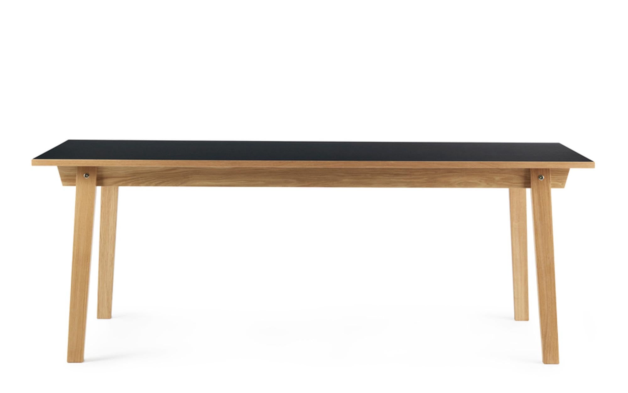 Der stilvolle Slice Tisch aus Linoleum von Normann Copenhagen vereint modernes Design mit Funktionalität und passt perfekt in jedes Zuhause.