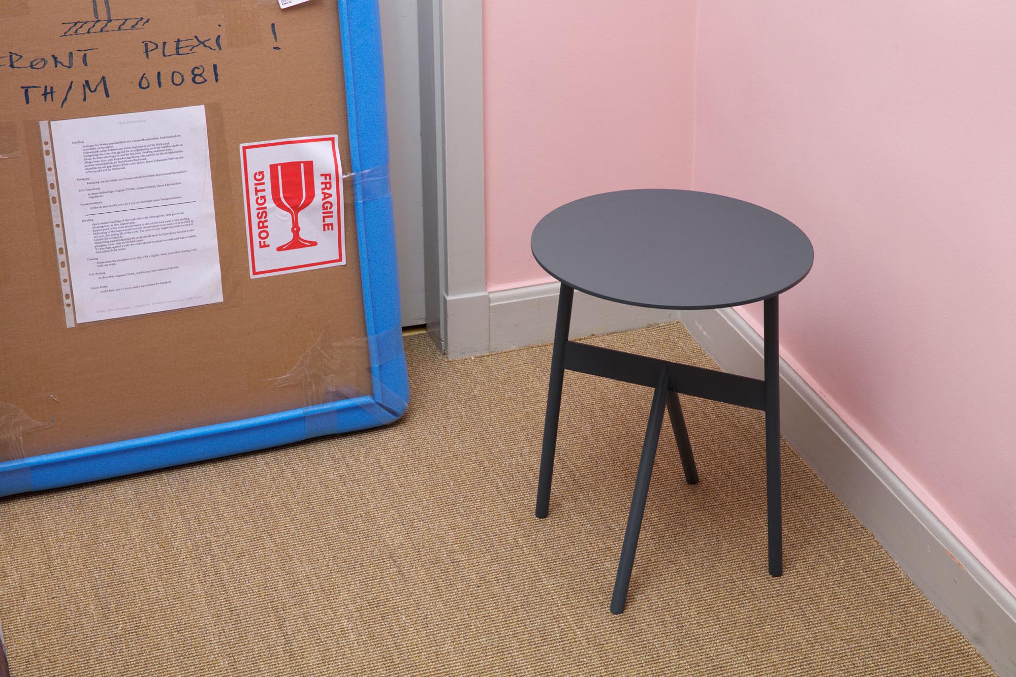 Moderner Stock Tisch von Normann Copenhagen für zeitlose Ästhetik.