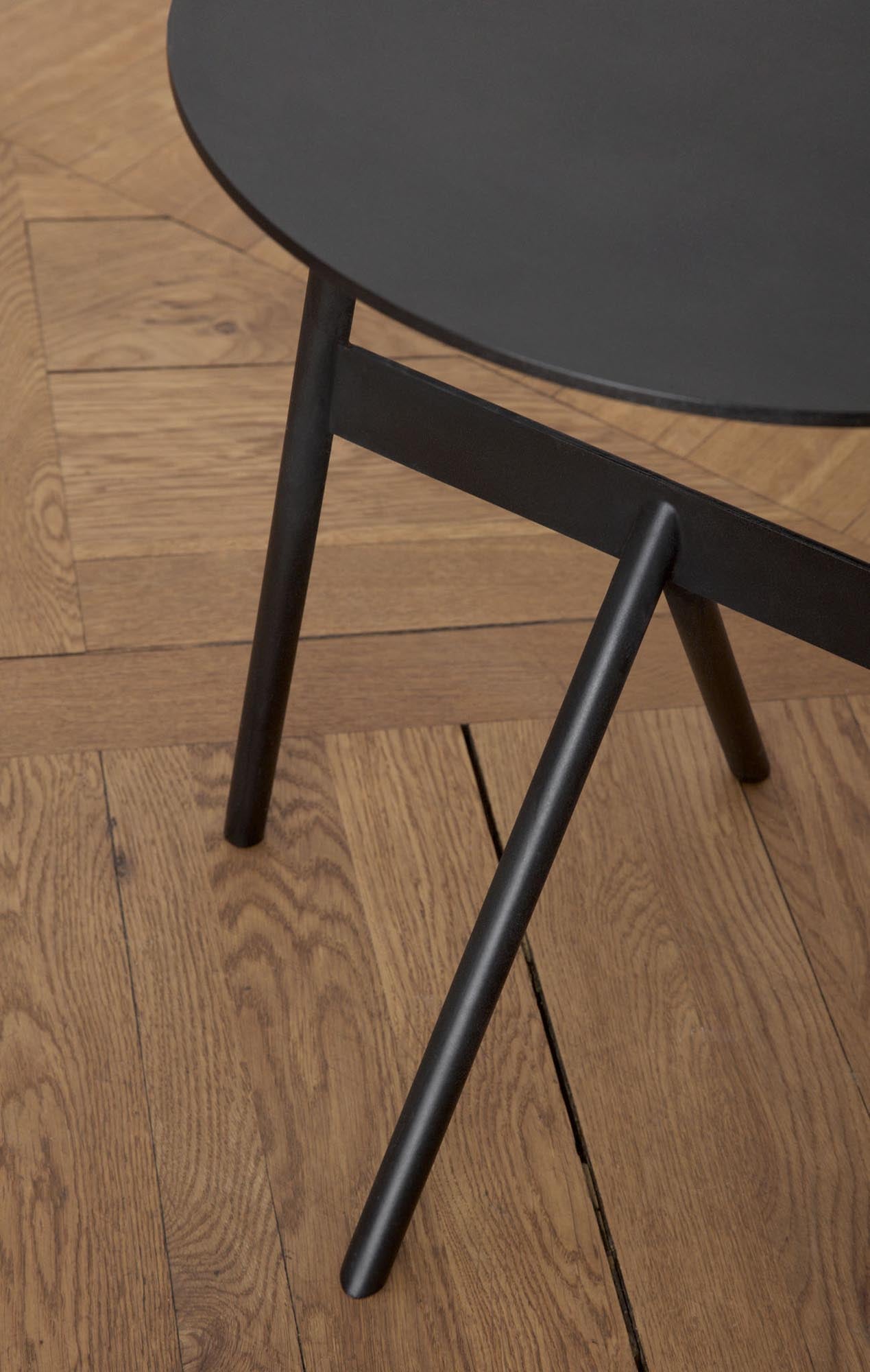 Stock Tisch von Normann Copenhagen: Minimalistisches Design-Highlight.